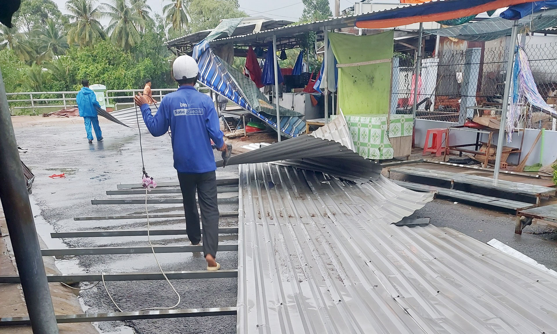 Nhà người dân bị tốc mái do mưa dông.