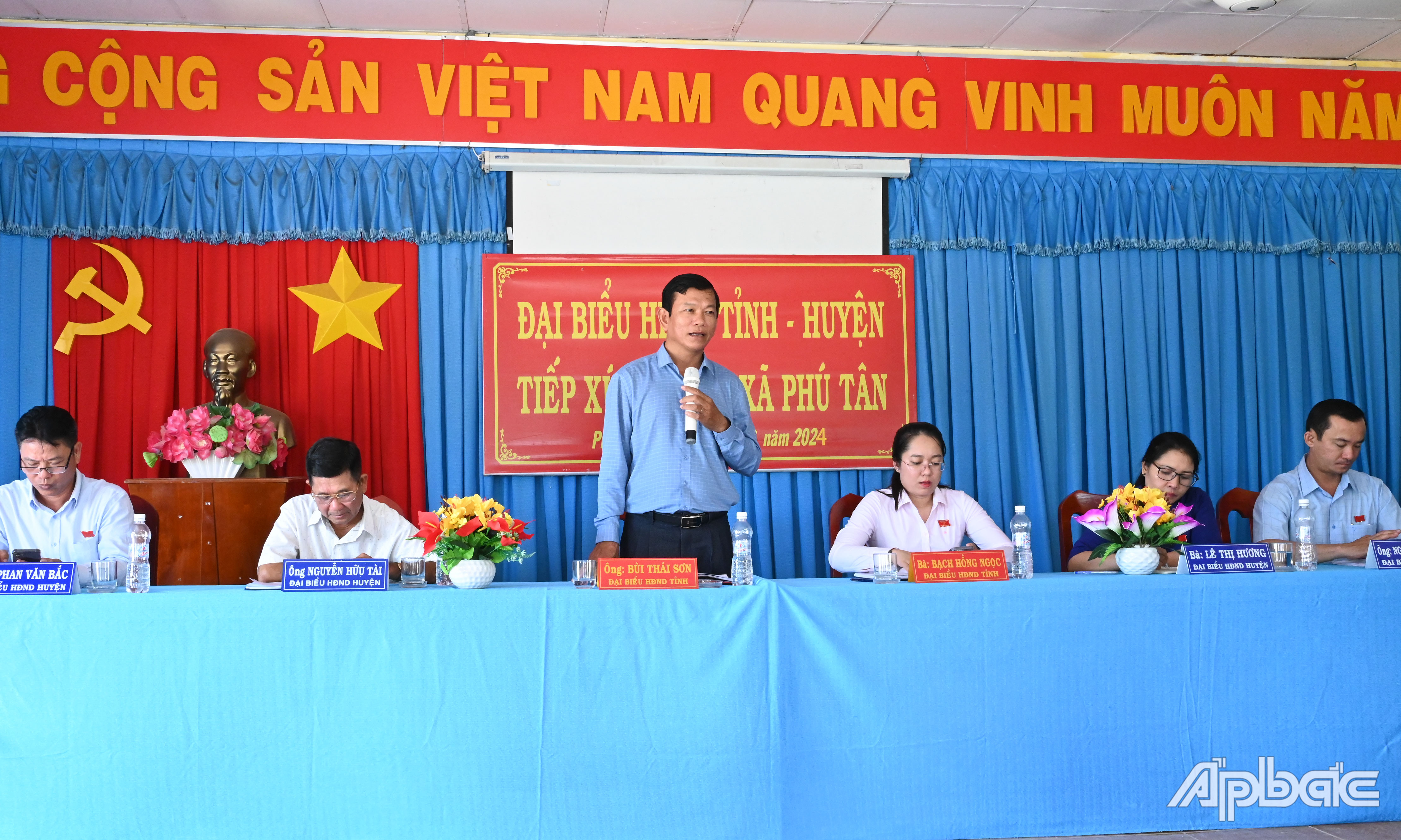 Bí thư Huyện uỷ, Chủ tịch UBND huyện Tân Phú Đông Bùi Thái Sơn đại diện tổ đại biểu HĐND tỉnh Tiền Giang trả lời các ý kiến, kiến nghị của cử tri.