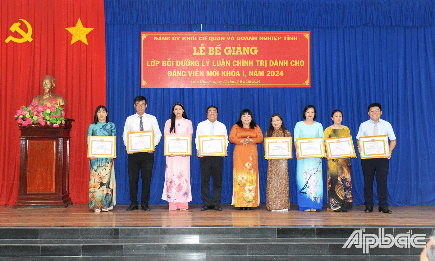 Khen thưởng các học viên xuất sắc.