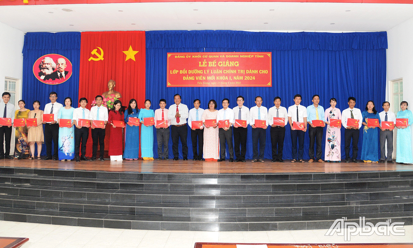 Trao chứng nhận cho các học viên.