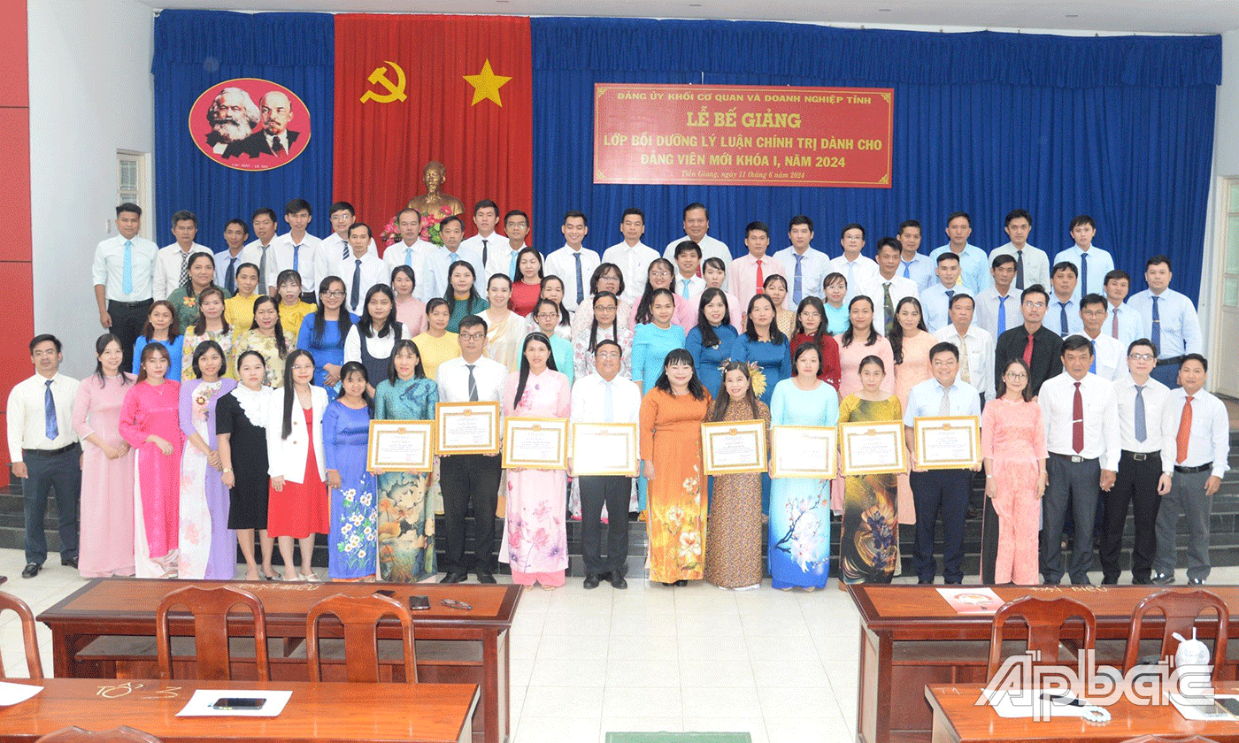 Trao chứng nhận cho các học viên.