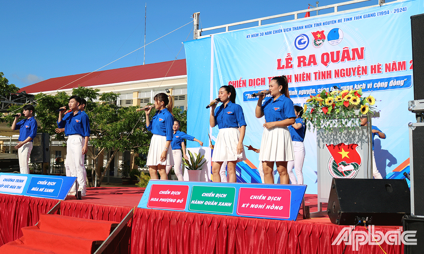 Văn nghệ tại Lễ ra quân 