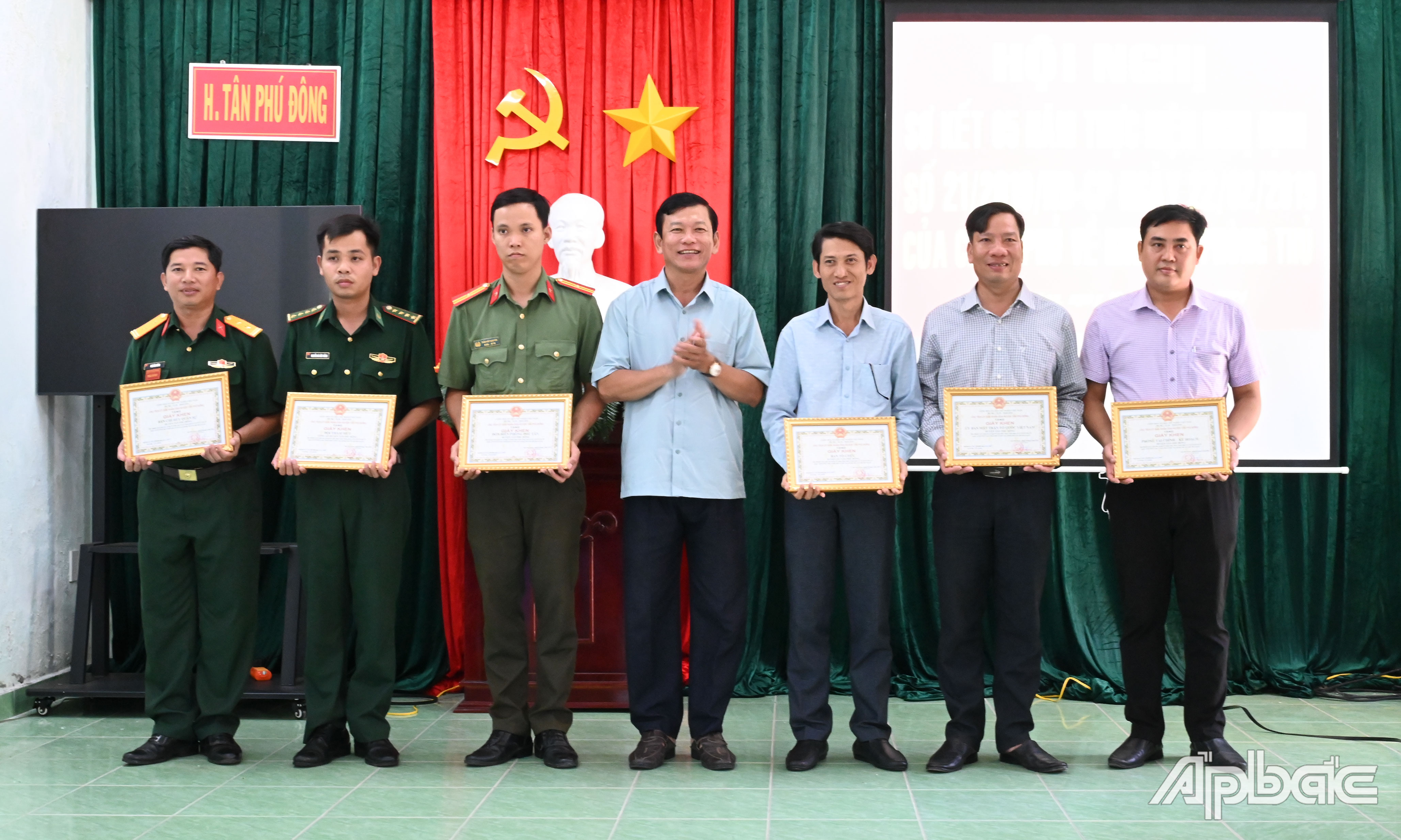 Khen thưởng các tập thể, cá nhân có thành tích xuất sắc.