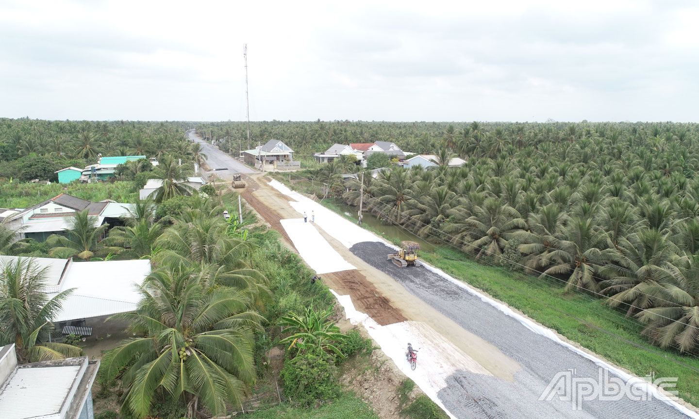 Các nhà thầu tập trung đẩy nhanh tiến độ các gói thầu thuộc Dự án Đường tỉnh 864. 