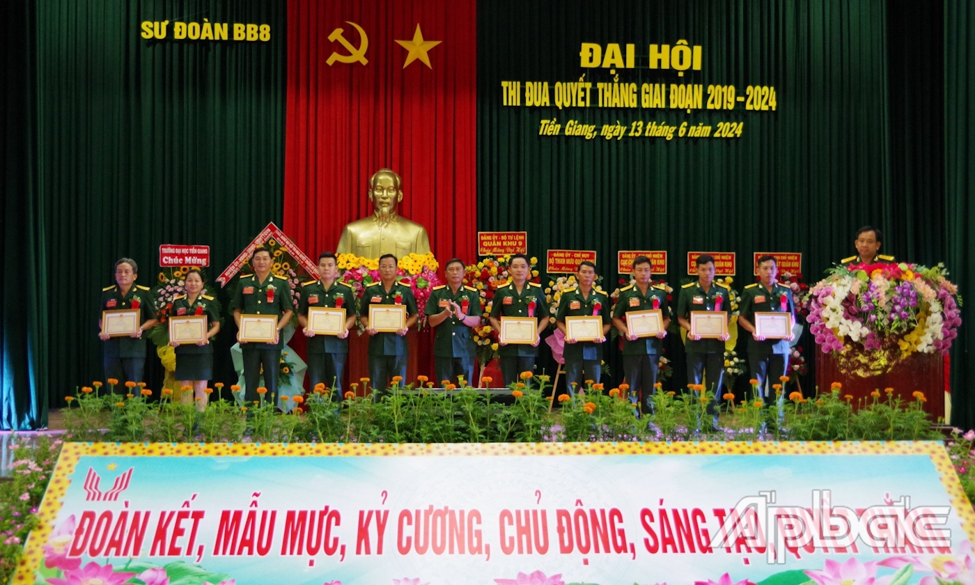 Đại tá Lê Văn Việt, Chính ủy Sư đoàn khen thưởng cho các cá nhân có thành tích xuất sắc trong phong trào thi đua Quyết thắng giai đoạn 2019 - 2024.