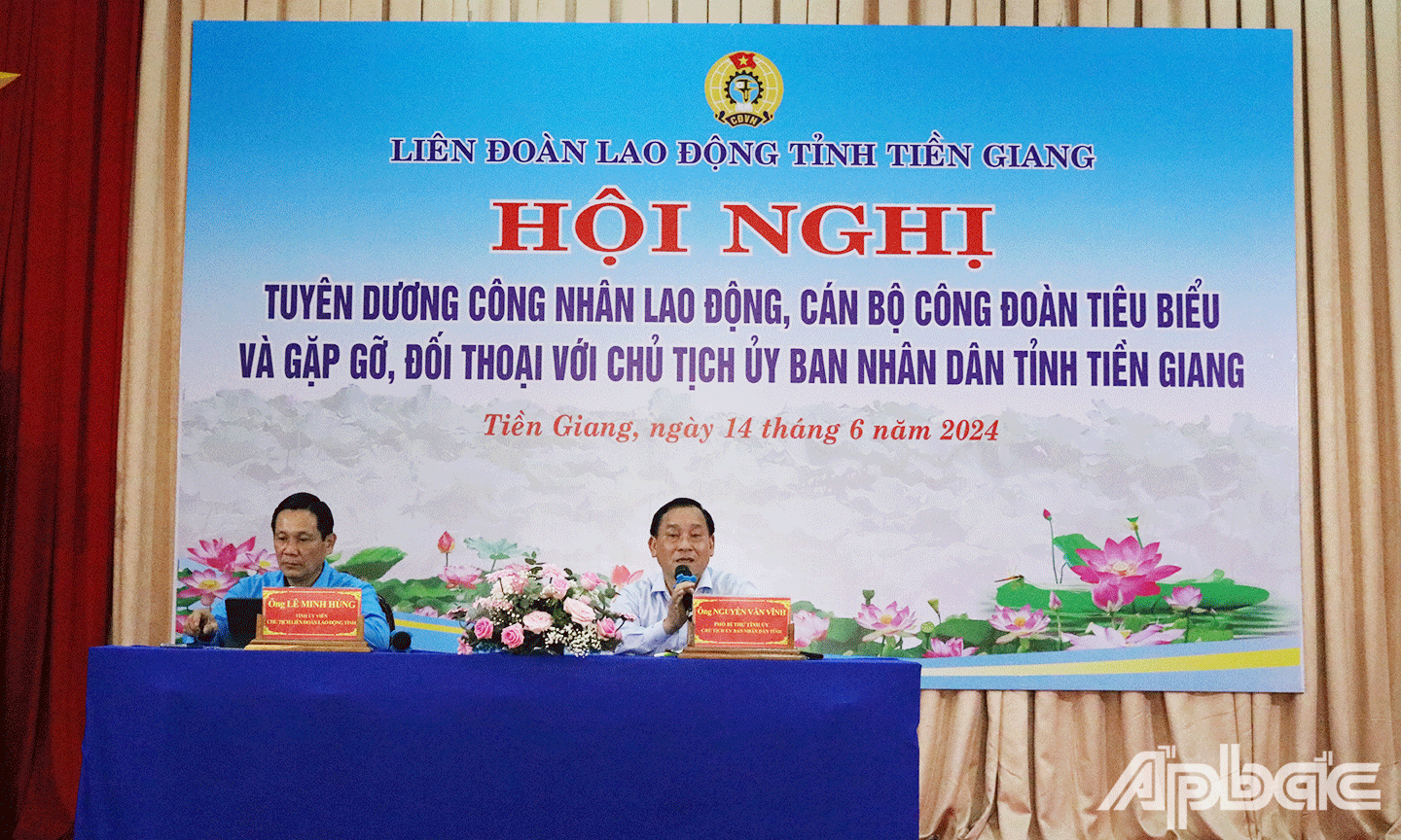 Chủ tịch UBND tỉnh Tiền Giang Nguyễn Văn Vĩnh trực tiếp trả lời một số câu hỏi, kiến nghị của công nhân lao động.
