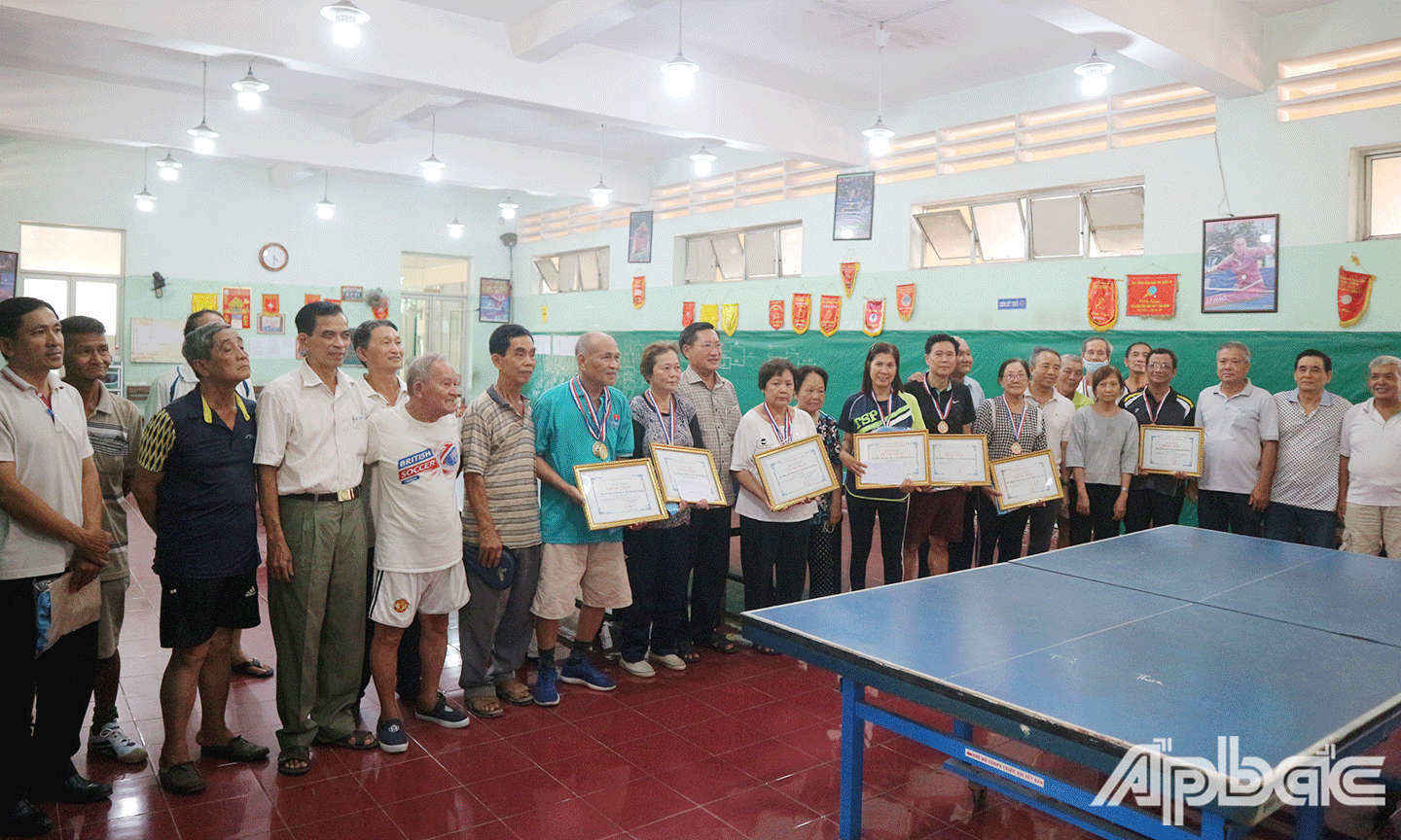 CLB Hưu trí định kỳ tổ chức các giải thể thao vào dịp kỷ niệm các ngày lễ lớn nhằm tạo sân chơi lành mạnh, bổ ích cho hội viên. Những cá nhân và tập thể đạt giải đều được cấp giấy chứng nhận kèm theo hiện vật, tiền thưởng, kỷ nệm chương