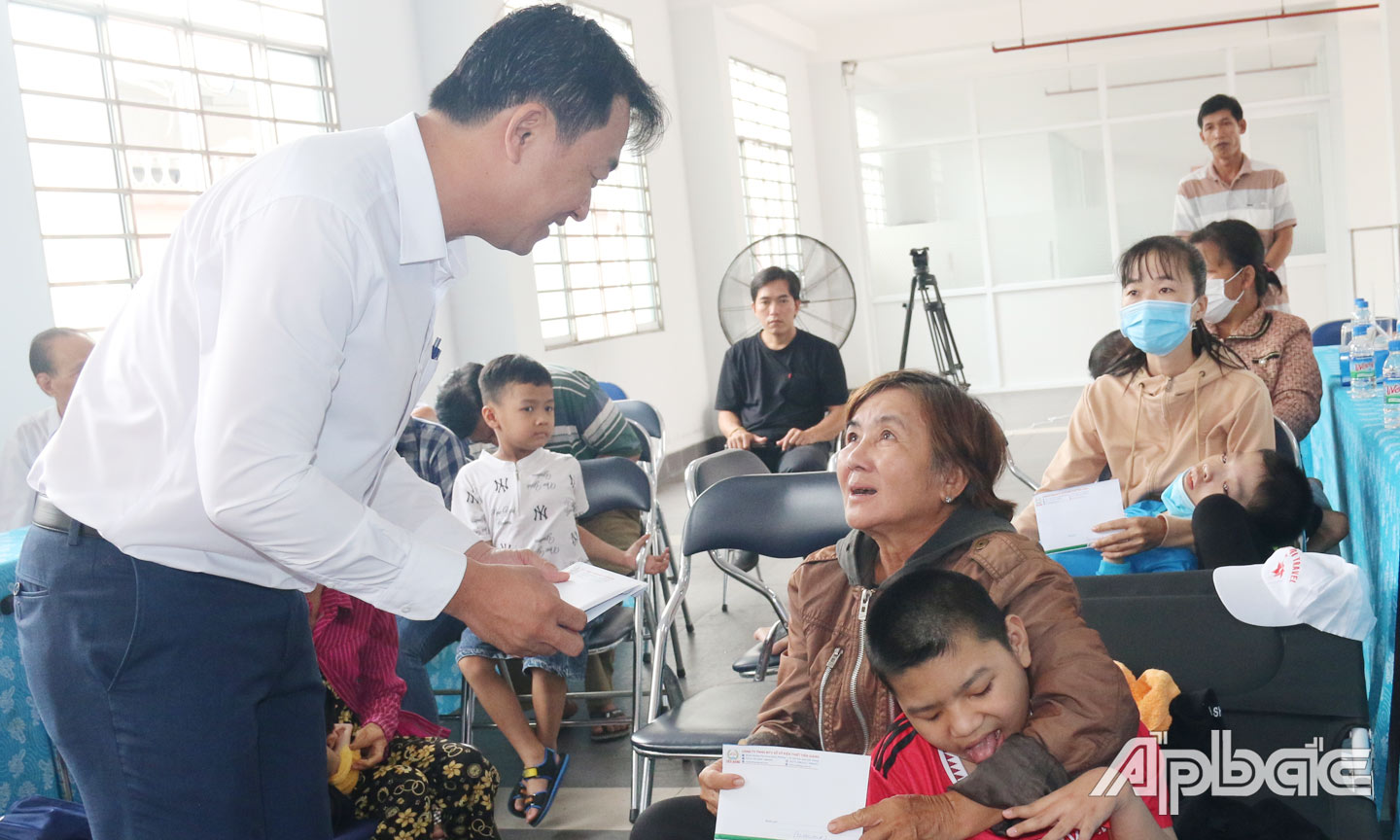 Đại diện lãnh đạo Công ty TNHH MTV Xổ số kiến thiết Tiền Giang  thăm hỏi và tặng quà cho NNCĐDC bệnh nặng ở TP. Mỹ Tho.