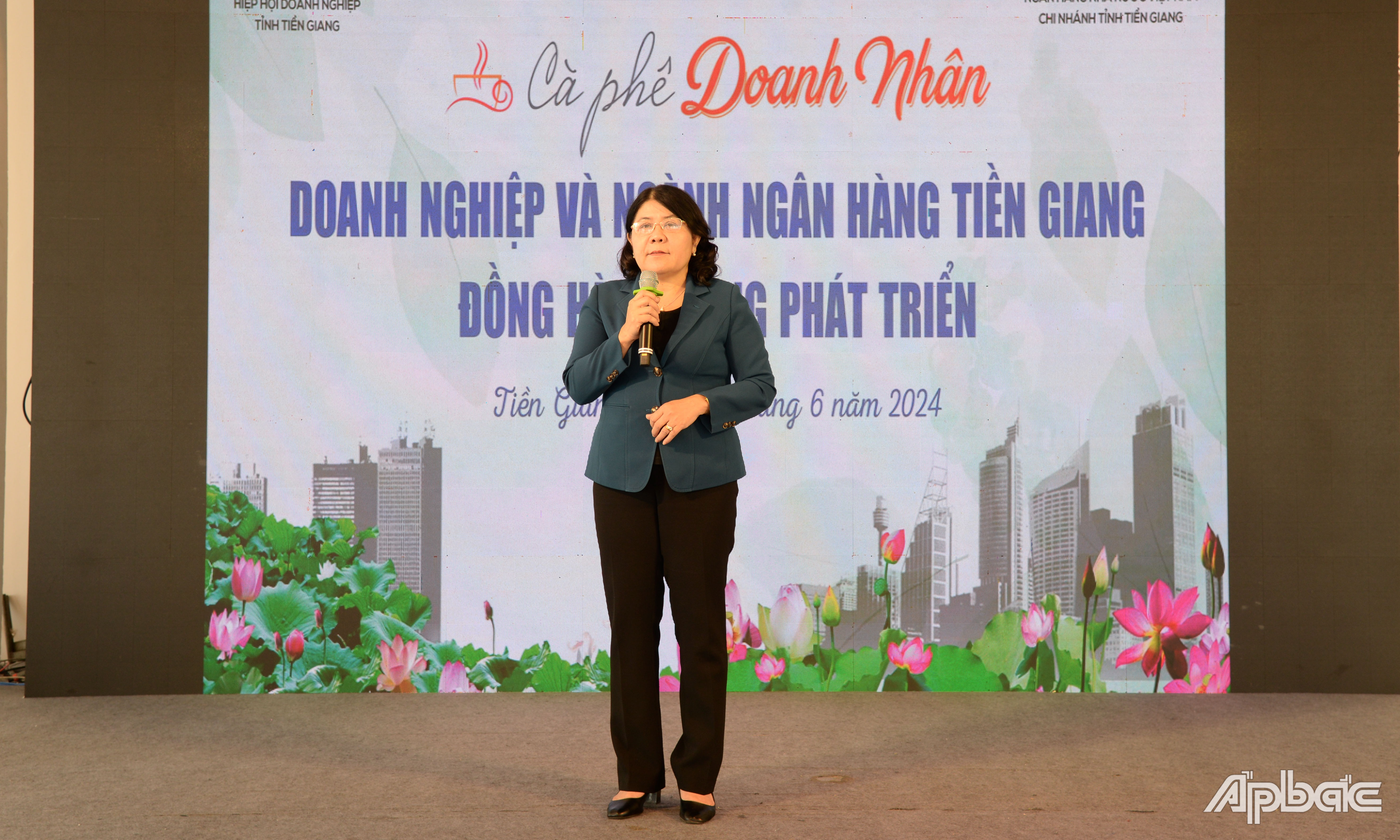 Giám đốc NHNNVN chi nhánh tỉnh Nguyễn Thị Đậm phát biểu tại buổi cà phê.