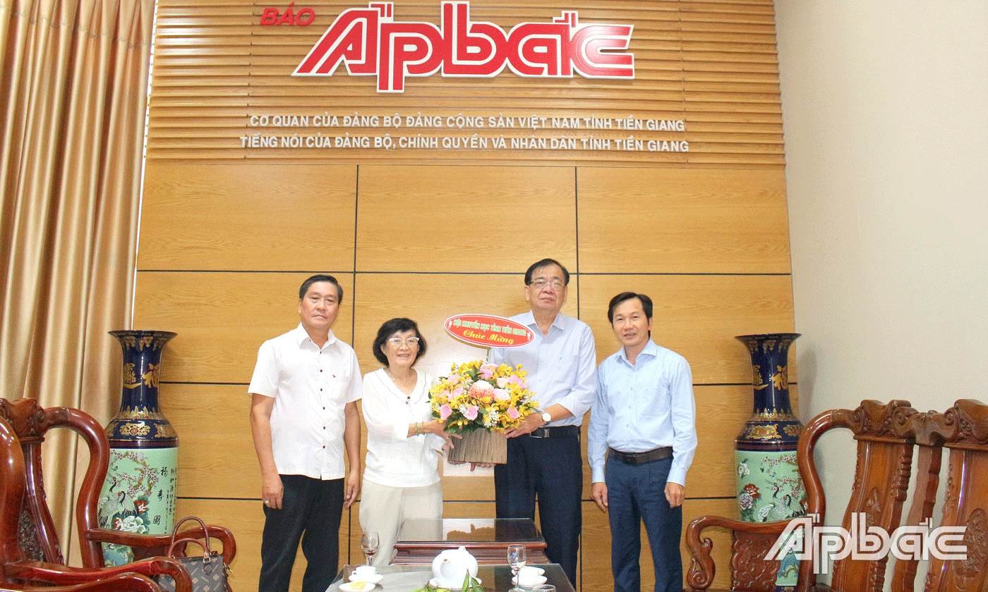 Hội Khuyến học tỉnh Tiền Giang tổ chức Đoàn đến chúc mừng và tặng hoa, quà Báo Ấp Bắc.