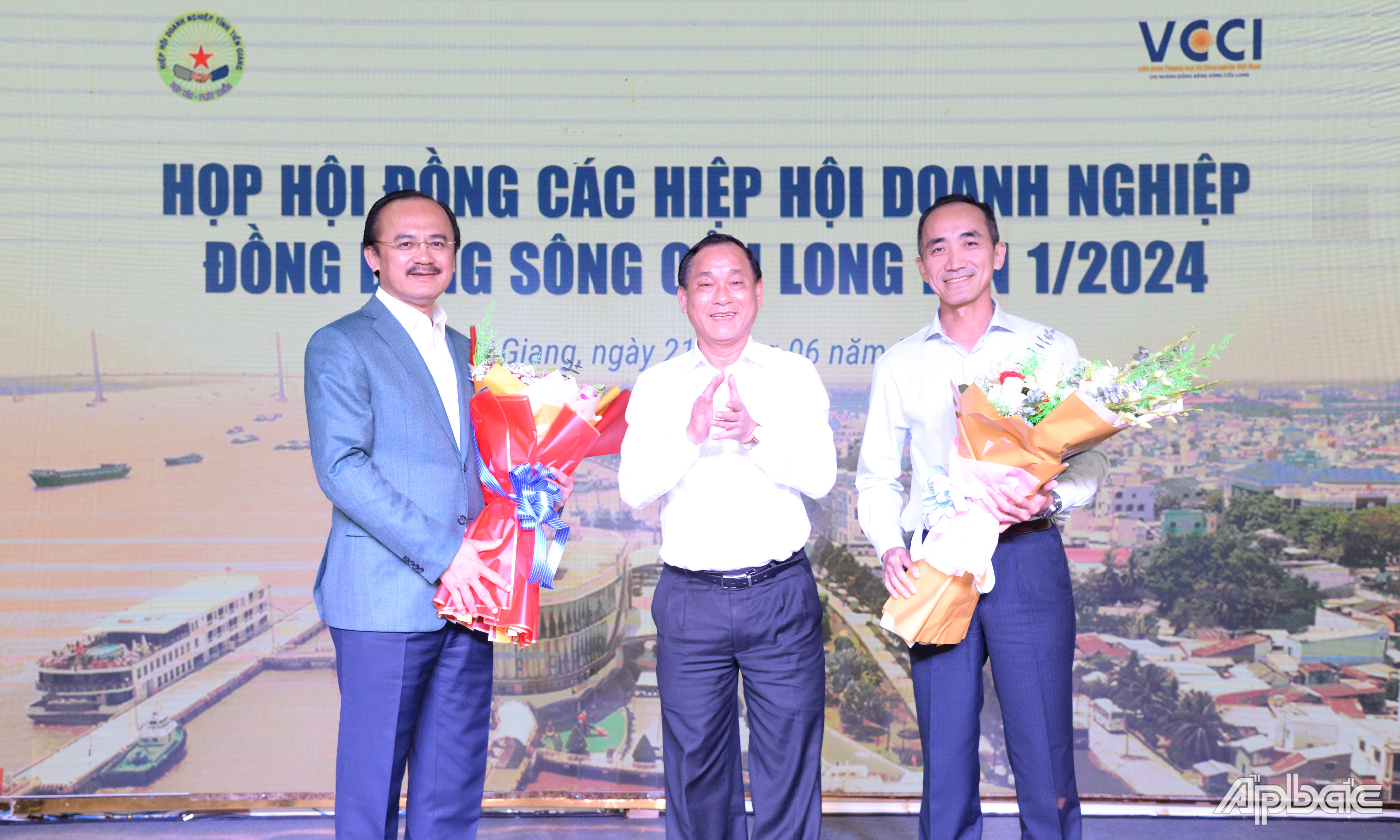 Đồng chí Nguyễn Văn Vĩnh tặng hoa cho Giám đốc VCCI ĐBSCL Nguyễn Phương Lam và Chủ tịch Hội đồng các Hiệp hội DN ĐBSCL Võ Quốc Thắng.