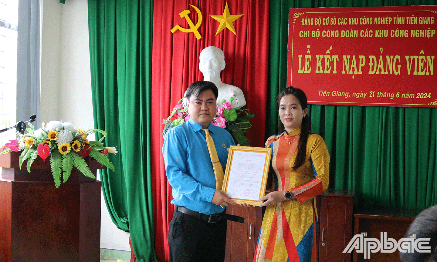 Chủ tịch Công đoàn các Khu công nghiệp tỉnh Tiền Giang Đặng Văn Chiến trao Quyết định kết nạp đảng viên cho 2 quần chúng ưu tú