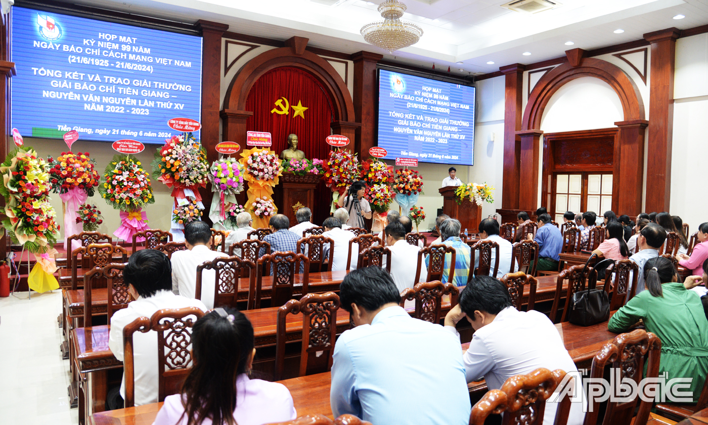Các đại biểu tham dự họp mặt.