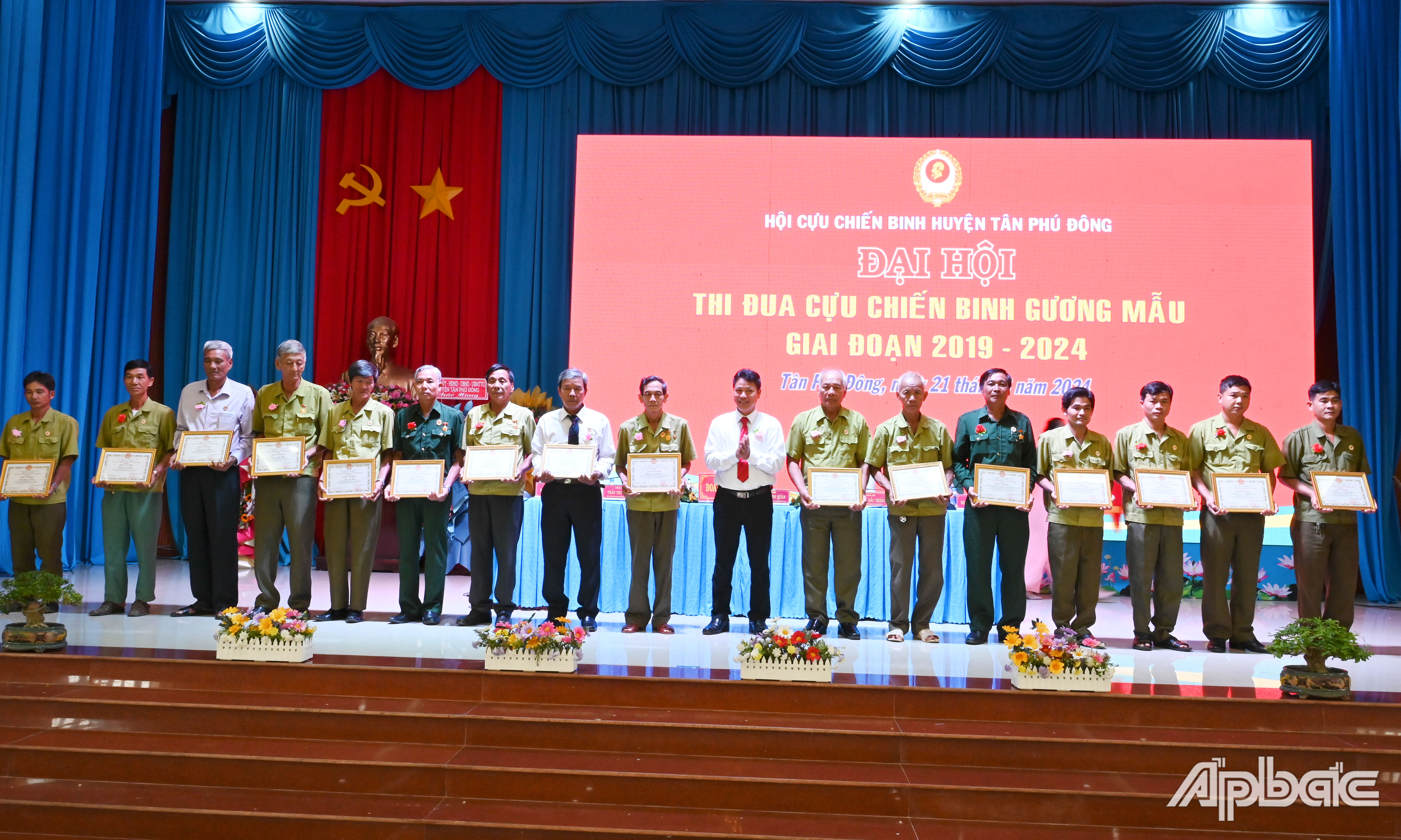 Khen thưởng các cá nhân.