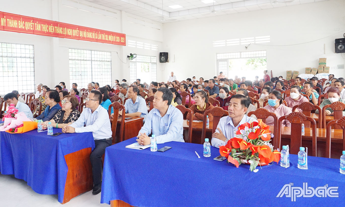 Quang cảnh tại buổi trao thẻ BHYT 