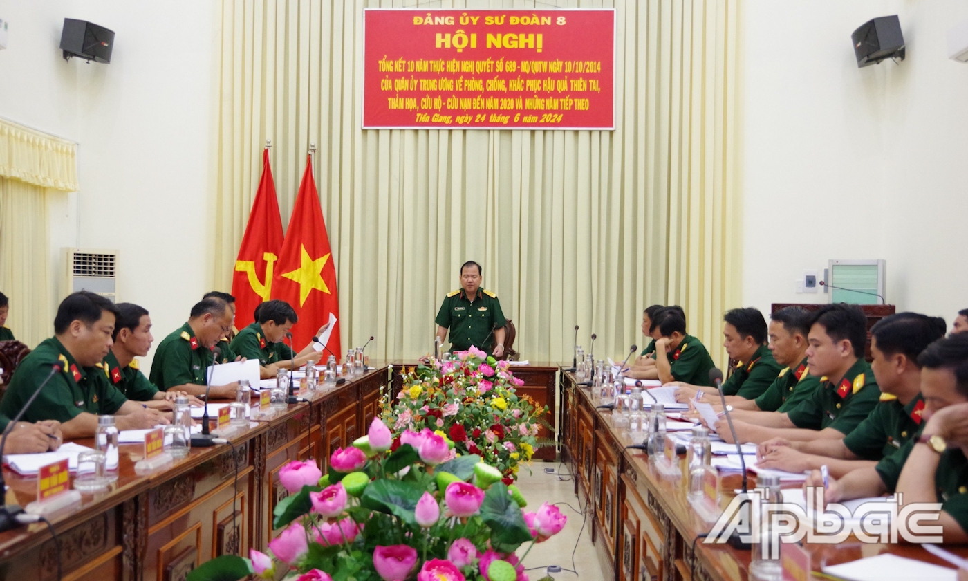 Đại tá Phan Thanh Phong, Sư đoàn trưởng phát biểu tại hội nghị.