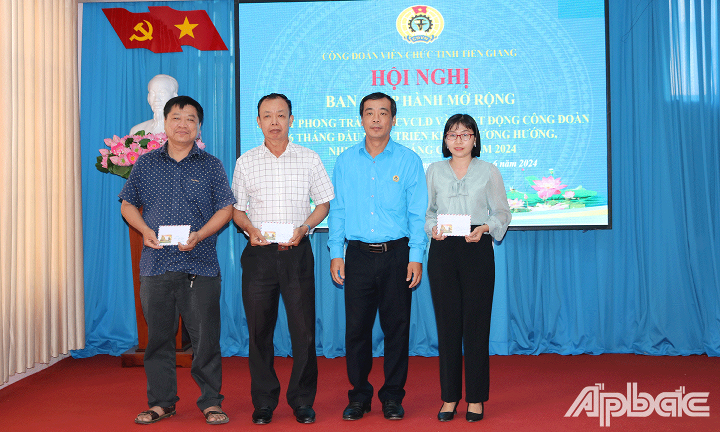 CĐVC tỉnh khen thưởng cho 3 Cụm CĐCS đã có thành tích tốt các hoạt động phong trào thi đua cấp Cụm 6 tháng đầu năm 2024