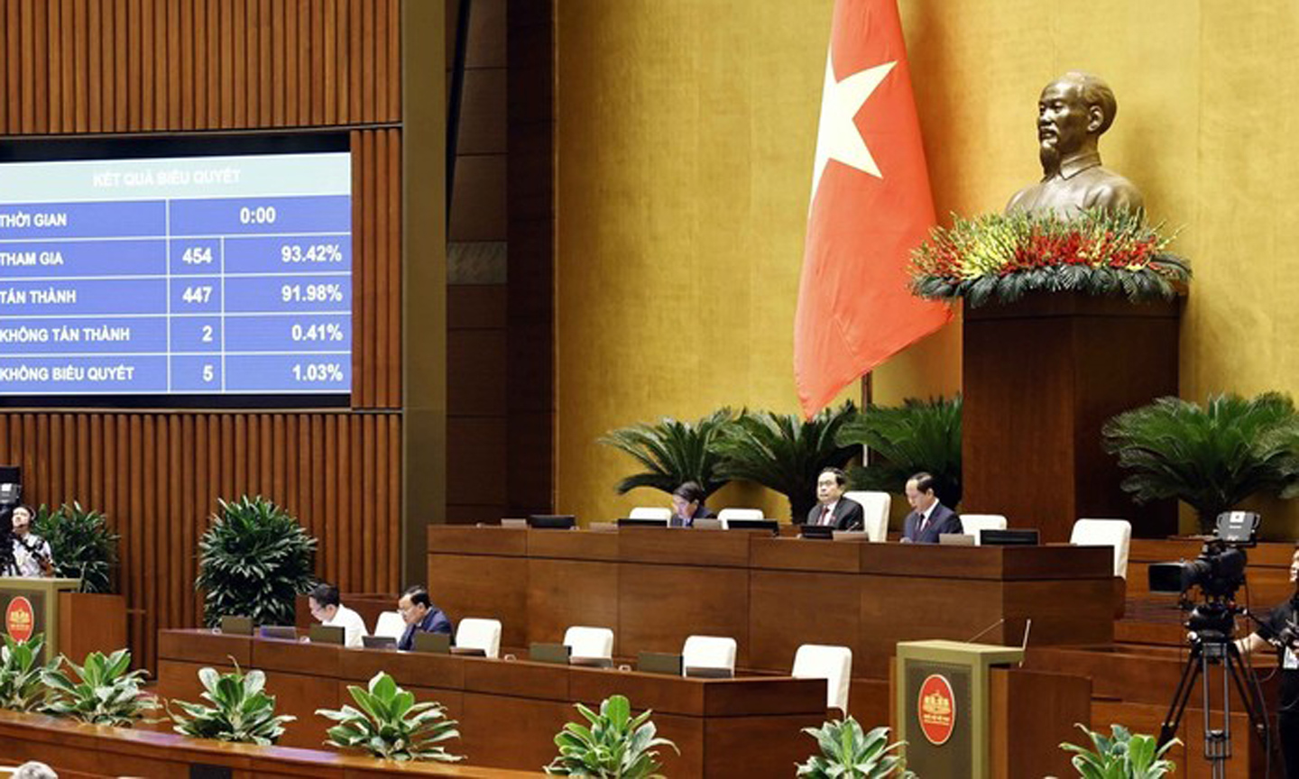 Deputies cast votes on the Law on Roads on June 27. (Photo: VNA).