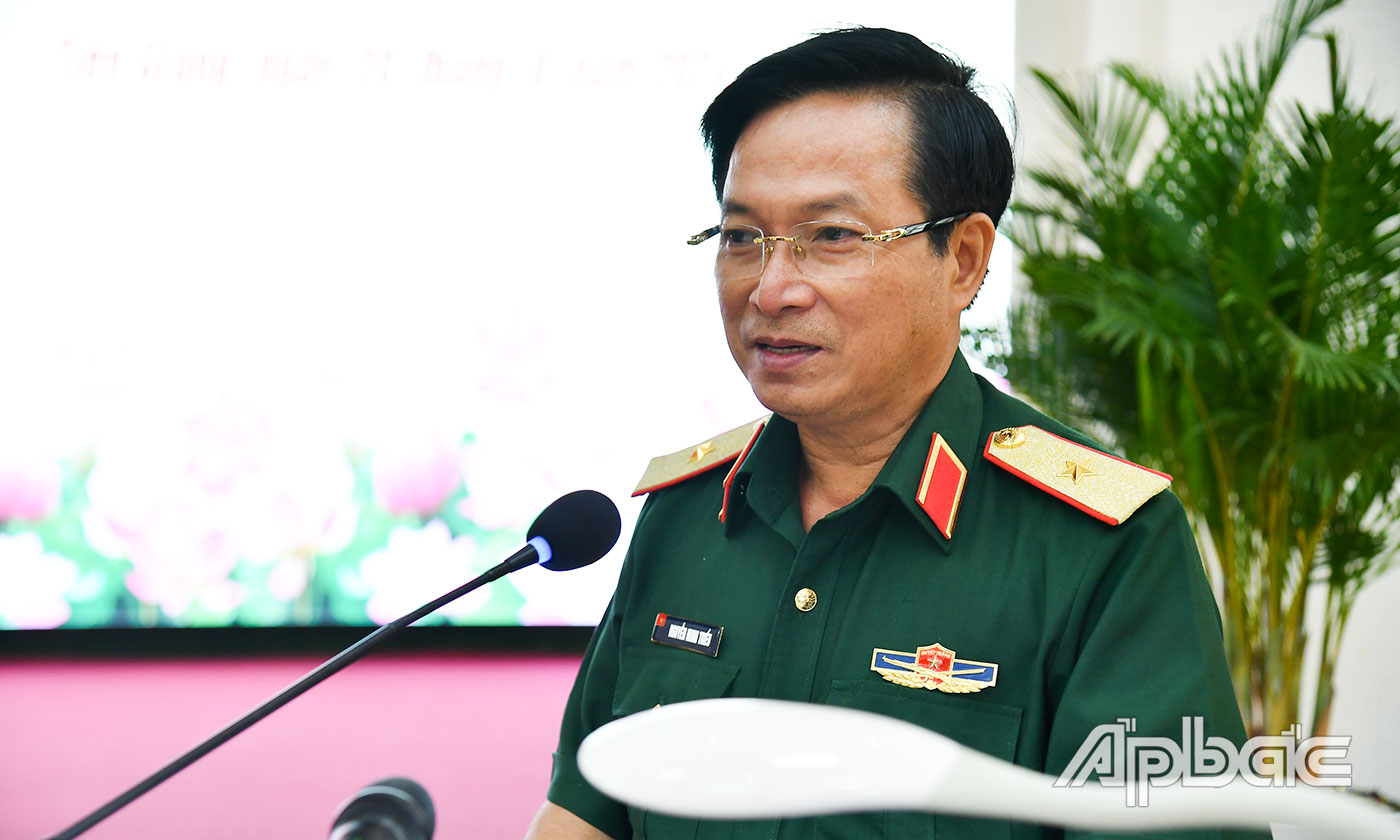 Đồng chí Thiếu tướng Nguyễn Minh Triều, Phó Tư lệnh Quân khu 9 phát biểu tại hội nghị.