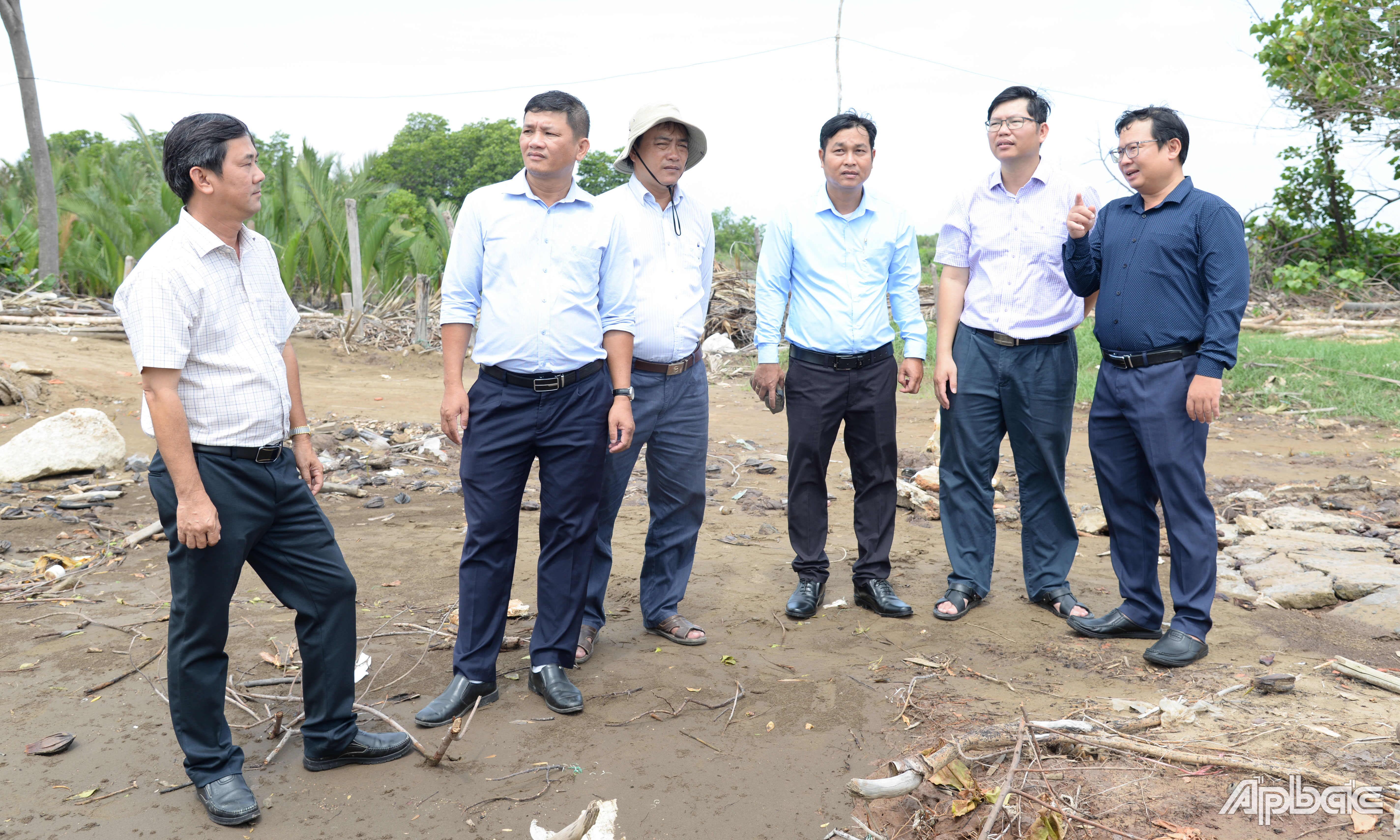 Giám đốc Ban Quản lý dự án Nguyễn Đàm Thanh Tuyến kiểm tra đôn đốc các nhà thầu tập trung đẩy nhanh tiến độ thi công các gói thầu.