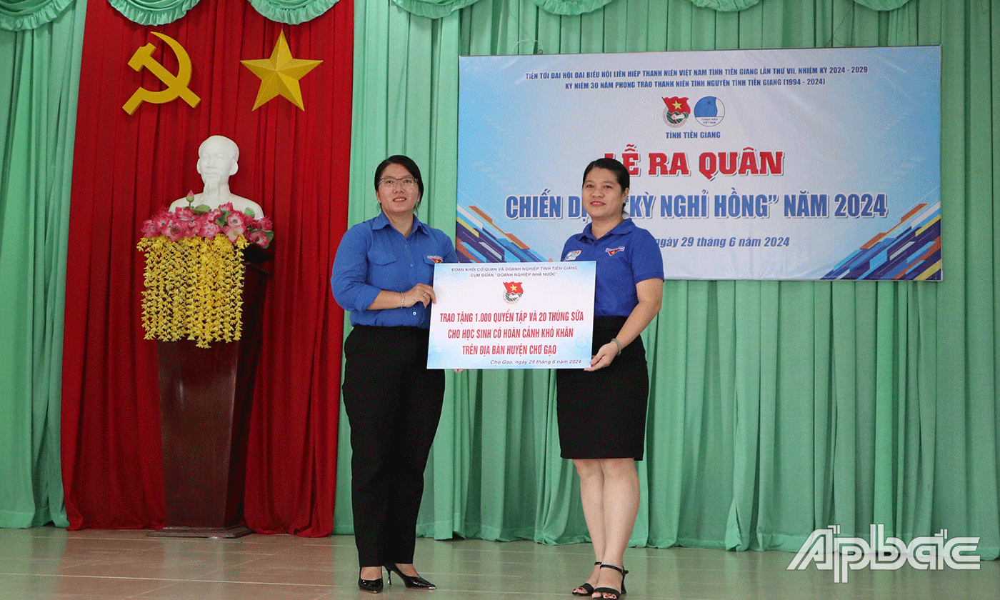 Trao tặng các công trình thanh niên.