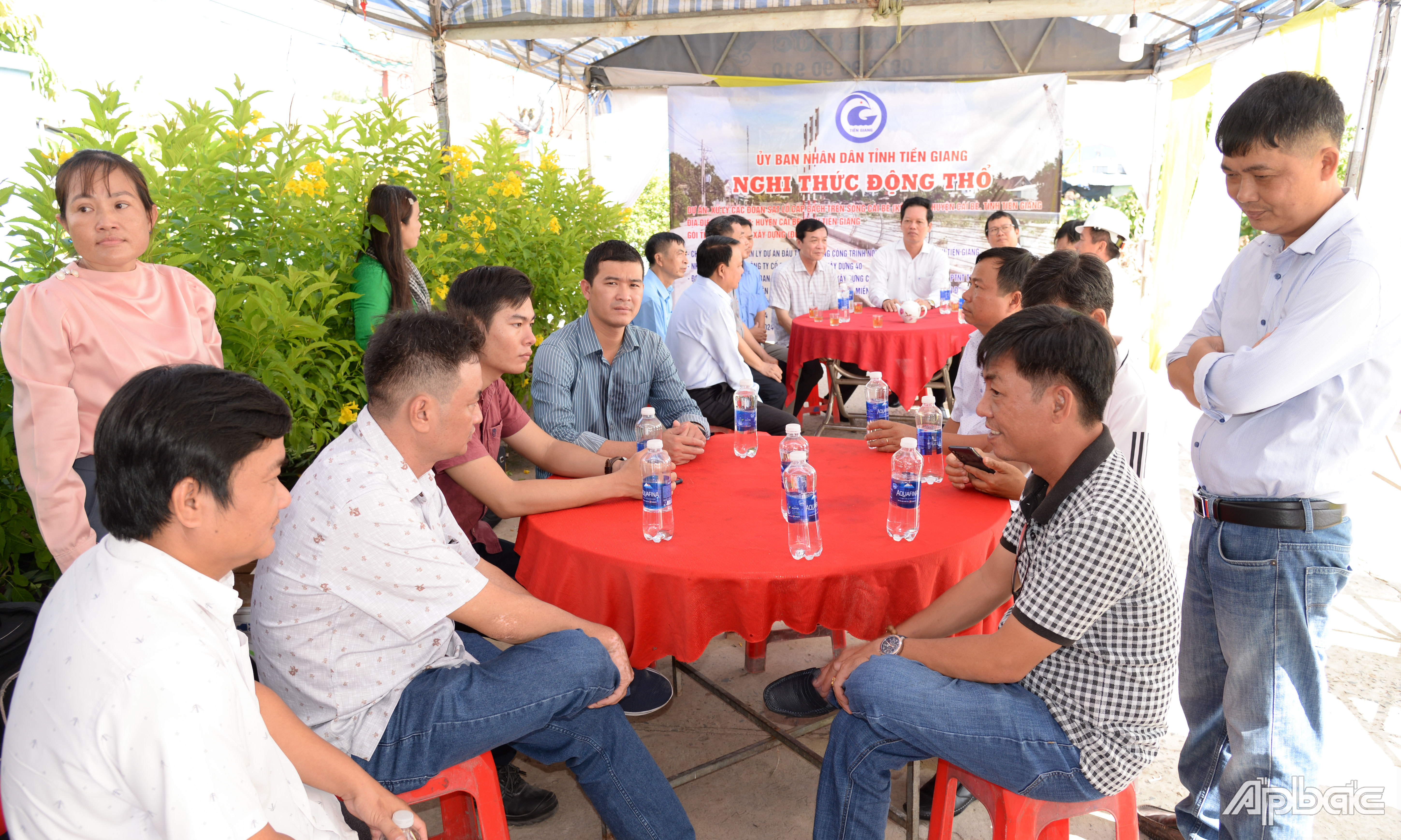 Các đại biểu tham dự nghi thức động thổ gói thầu thi công đoạn 5, 8 thuộc dự án.