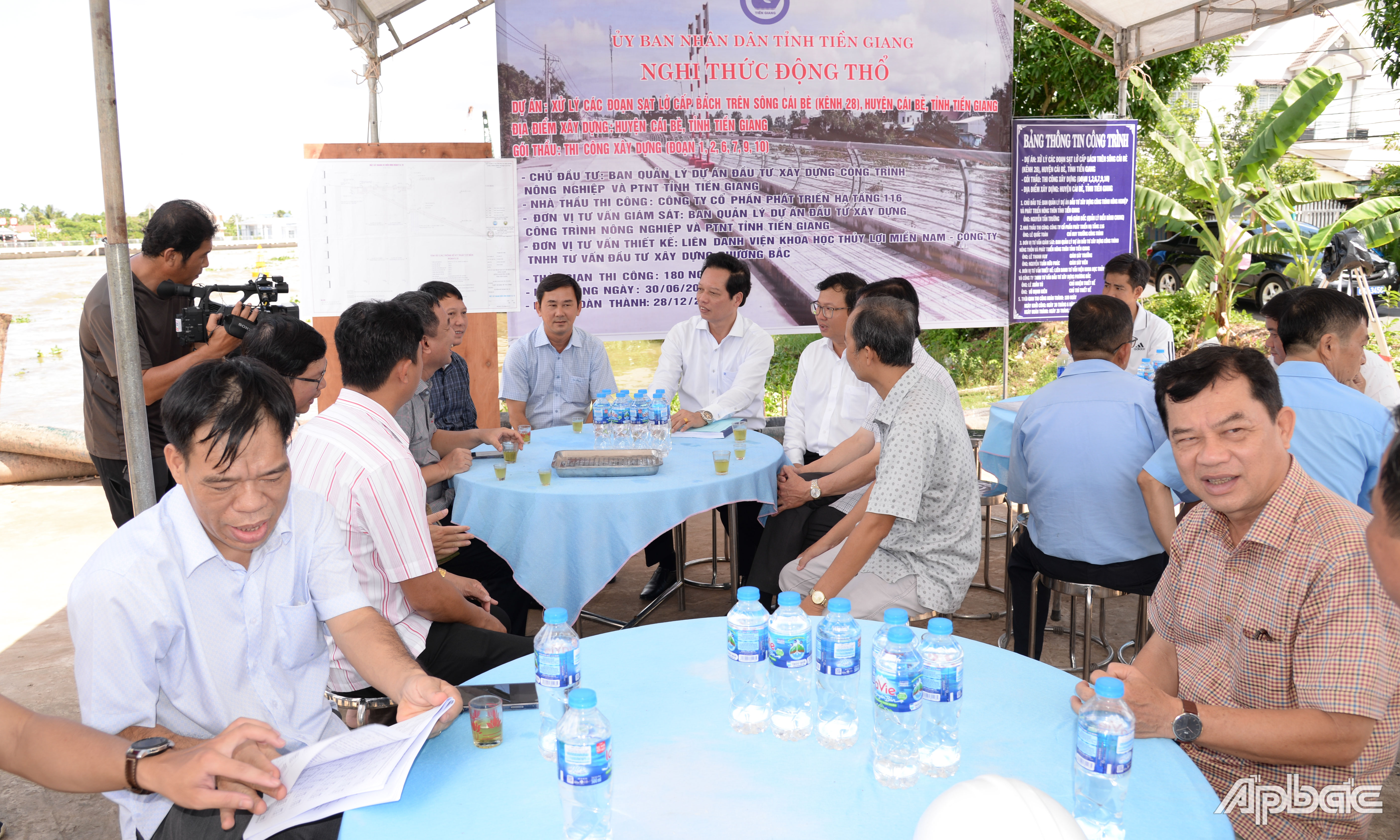 Các đại biểu tham dự nghi thức động thổ gói thầu thi công đoạn 1,2,6,7,9,10 thuộc dự án do Công ty cổ phần phát triển hạ tầng 116 thi công.