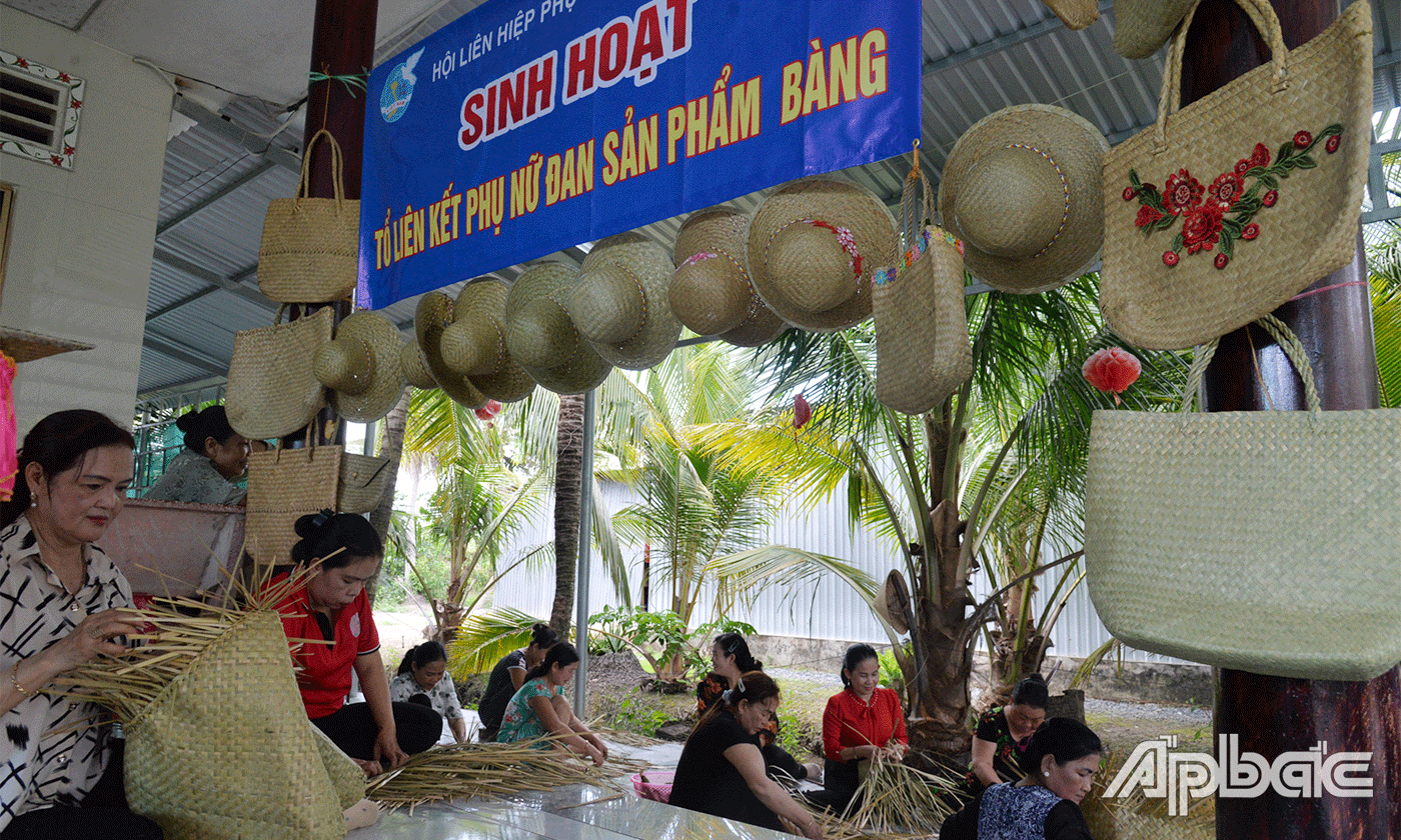 Tổ liên kết phụ nữ đan sản phẩm bàng ấp 3, xã Tân Hoà Thành tạo việc làm ổn định cho nhiều phụ nữ nông thôn