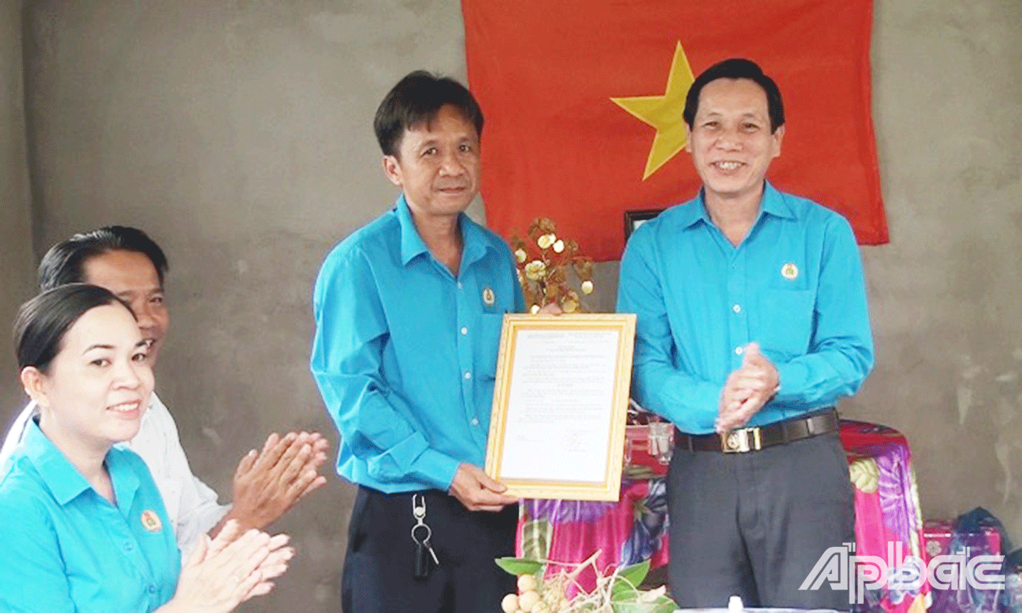 Chủ tịch Liên đoàn Lao động tỉnh Tiền Giang Lê Minh Hùng trao Quyết định bàn giao nhà 