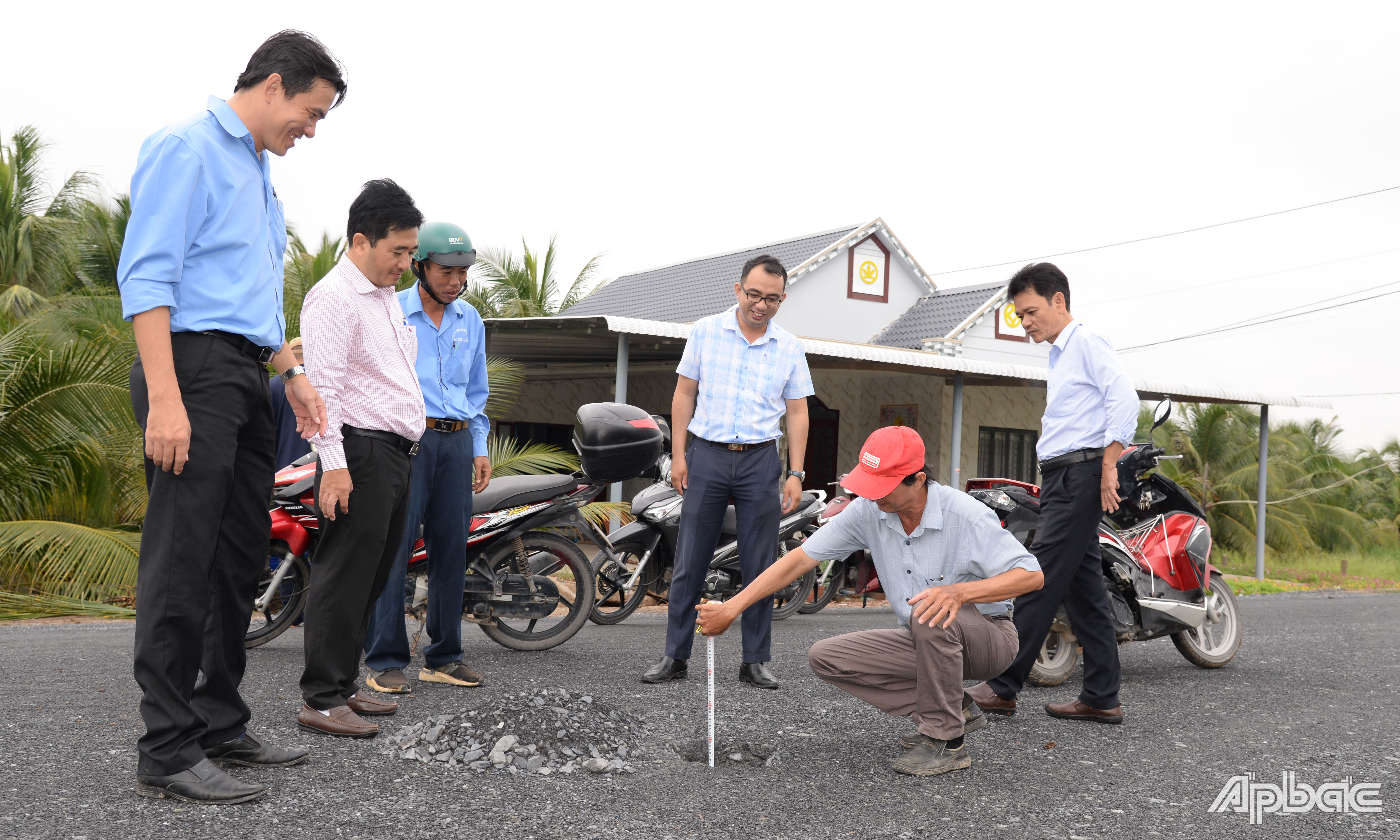 Nghiệm thu mặt đường cấp phối đá dăm đoạn do Công ty TNHH Thương mại Dịch vụ Xây dựng Minh Thái thi công.