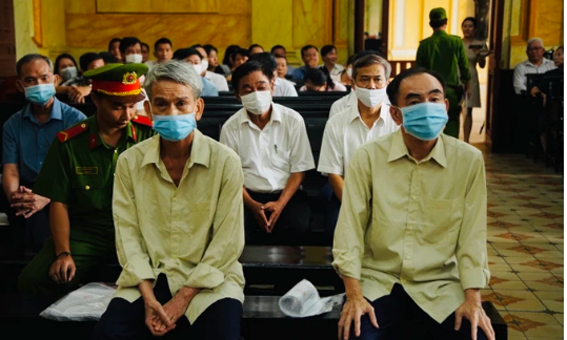 Bị cáo Nguyễn Phước Ngọc (bên trái, cựu Tổng Giám đốc Resco) và Nguyễn Tín Trung (cựu Chủ tịch HĐTV Resco) tại tòa.
