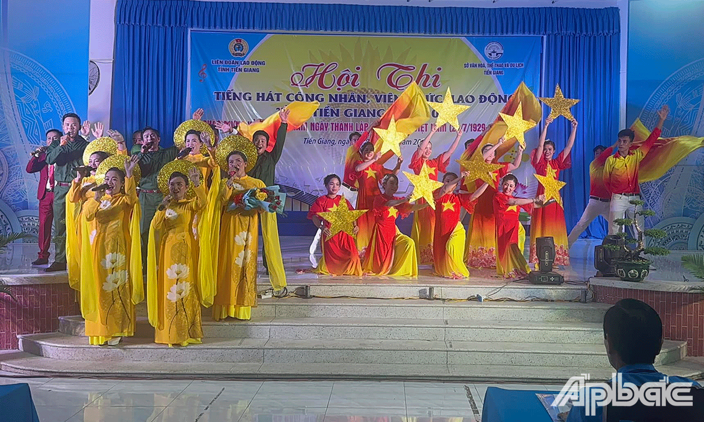 CNVCLĐ trình diễn các tiết mục tham gia Hội thi Tiếng hát công nhân, viên chức, lao động (CNVCLĐ) tỉnh Tiền Giang năm 2024 - Cụm 2