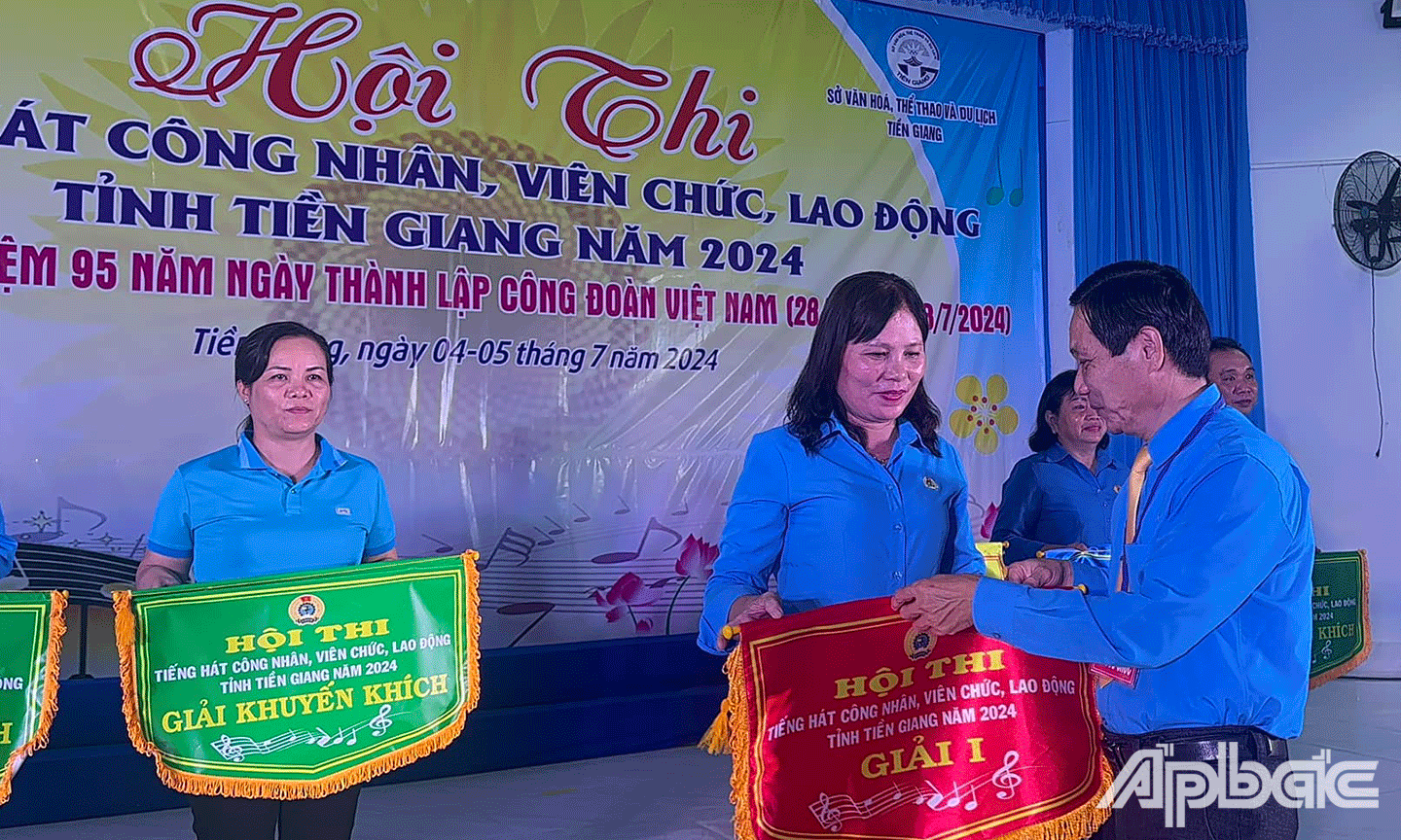 Chủ tịch LĐLĐ tỉnh Tiền Giang Lê Minh Hùng trao giải Nhất cho LĐLĐ TP. Gò Công