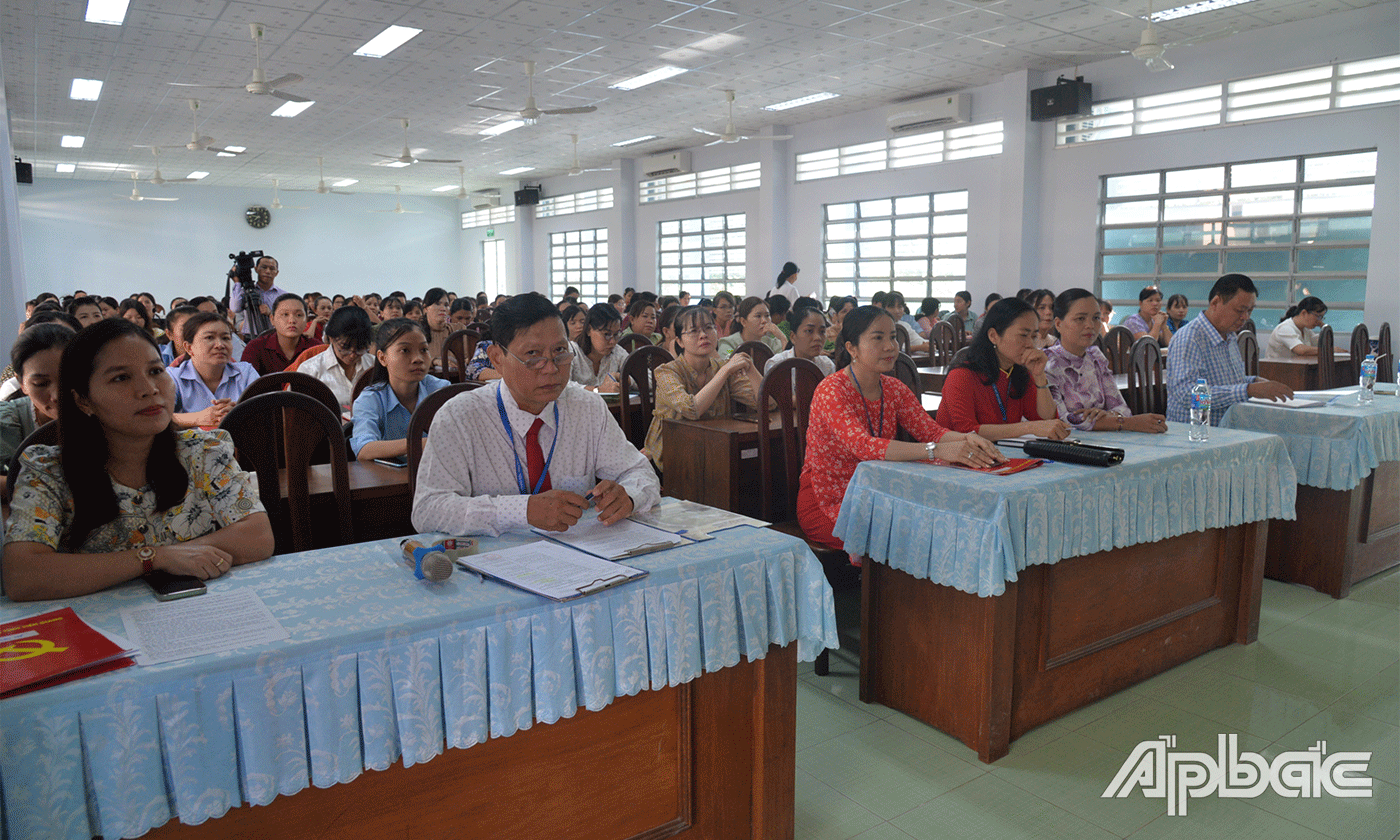 Đại biểu dự Khai giảng.