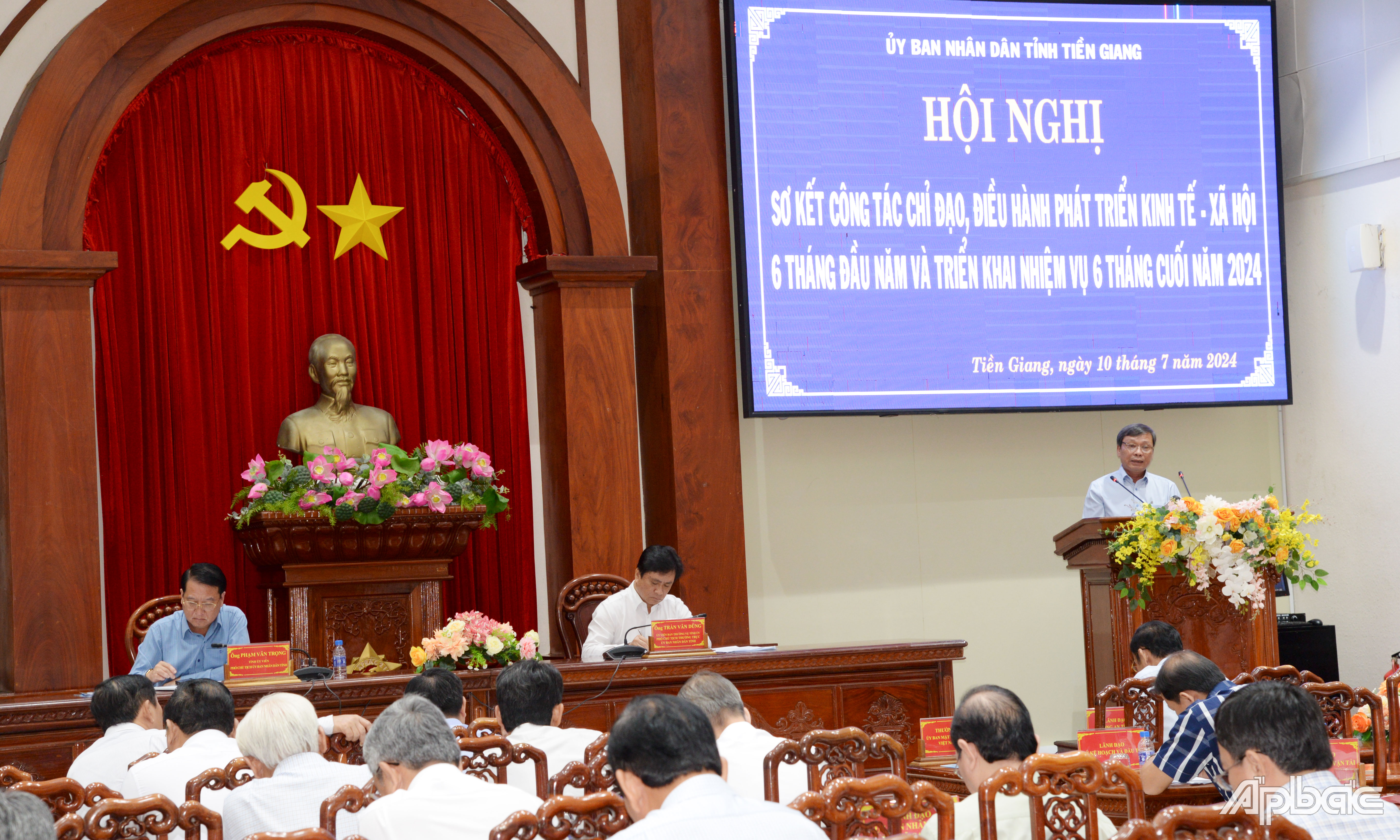 Giám đốc Ban Quản lý dự án đầu tư xây dựng công trình giao thông tỉnh Tiền Giang Trần Minh Trung báo cáo về tình hình triển khai các dự án giao thông.