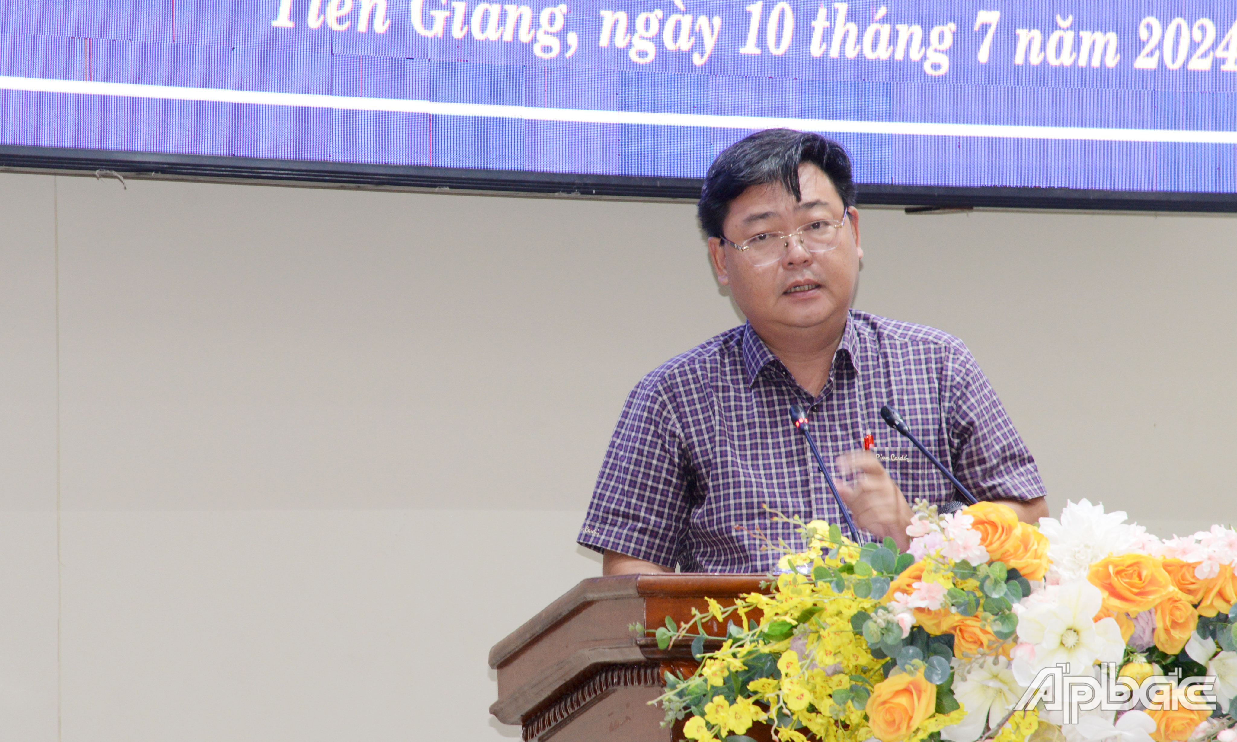 Chủ tịch UBND huyện Tân Phước Trần Hoàng Phong phát biểu ý kiến.