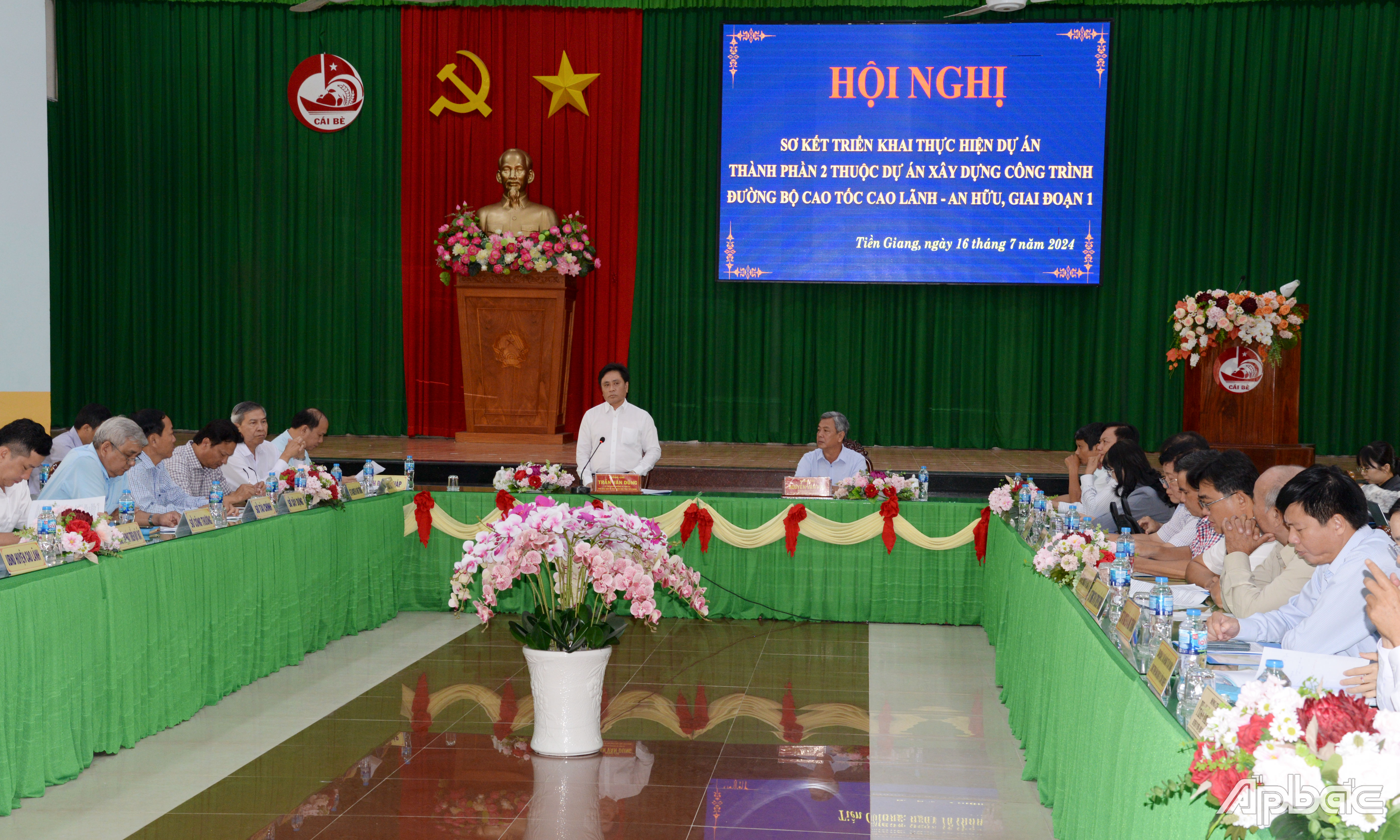 Quang cảnh hội nghị.