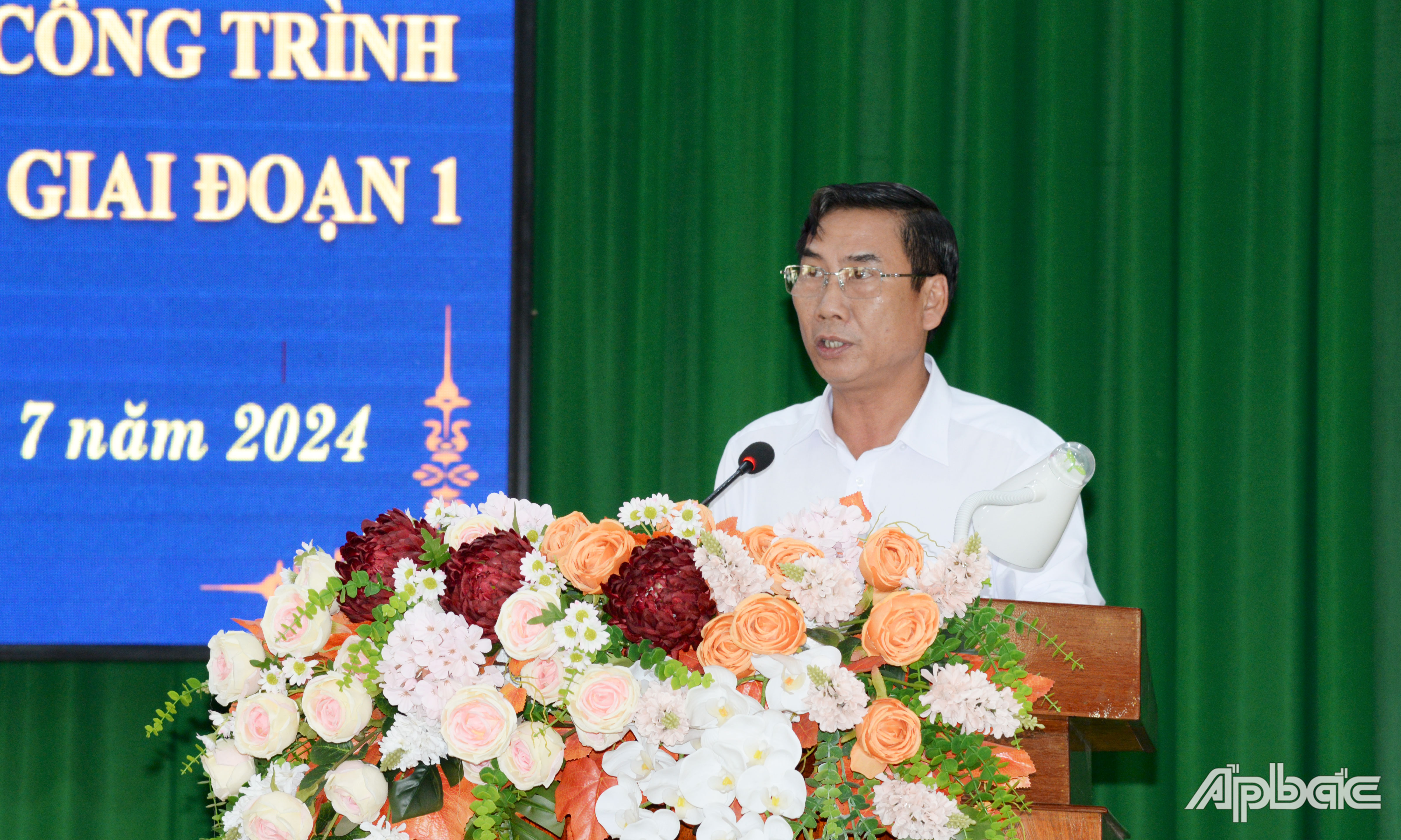 Phó Chủ tịch UBND huyện Cái Bè Phan Thanh Sơn báo cáo tình hình triển khai công tác GPMB.