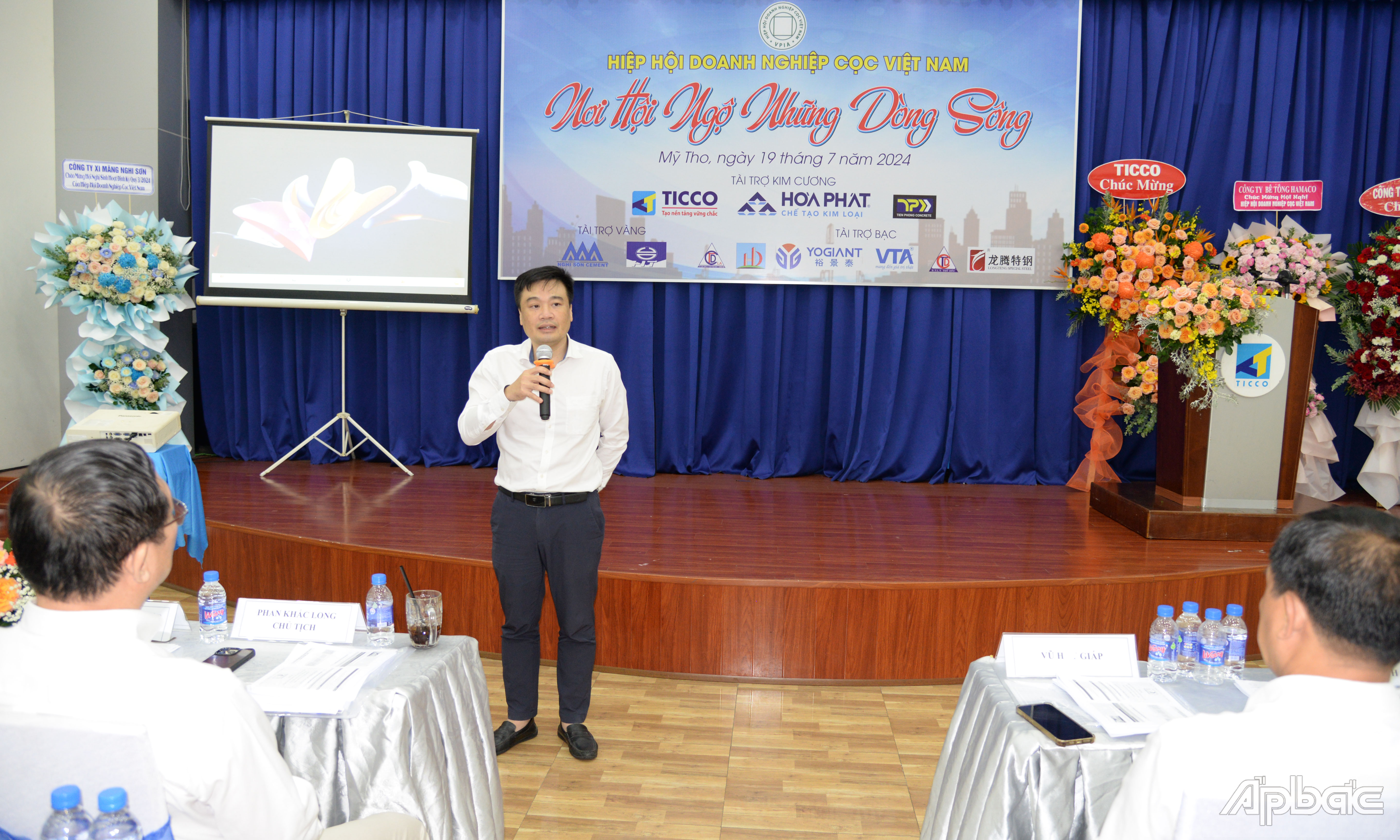 Tiến sĩ Nguyễn Quang Hiệp, Viện trưởng Viện Vật liệu xây dựng phát biểu tại buổi họp mặt.