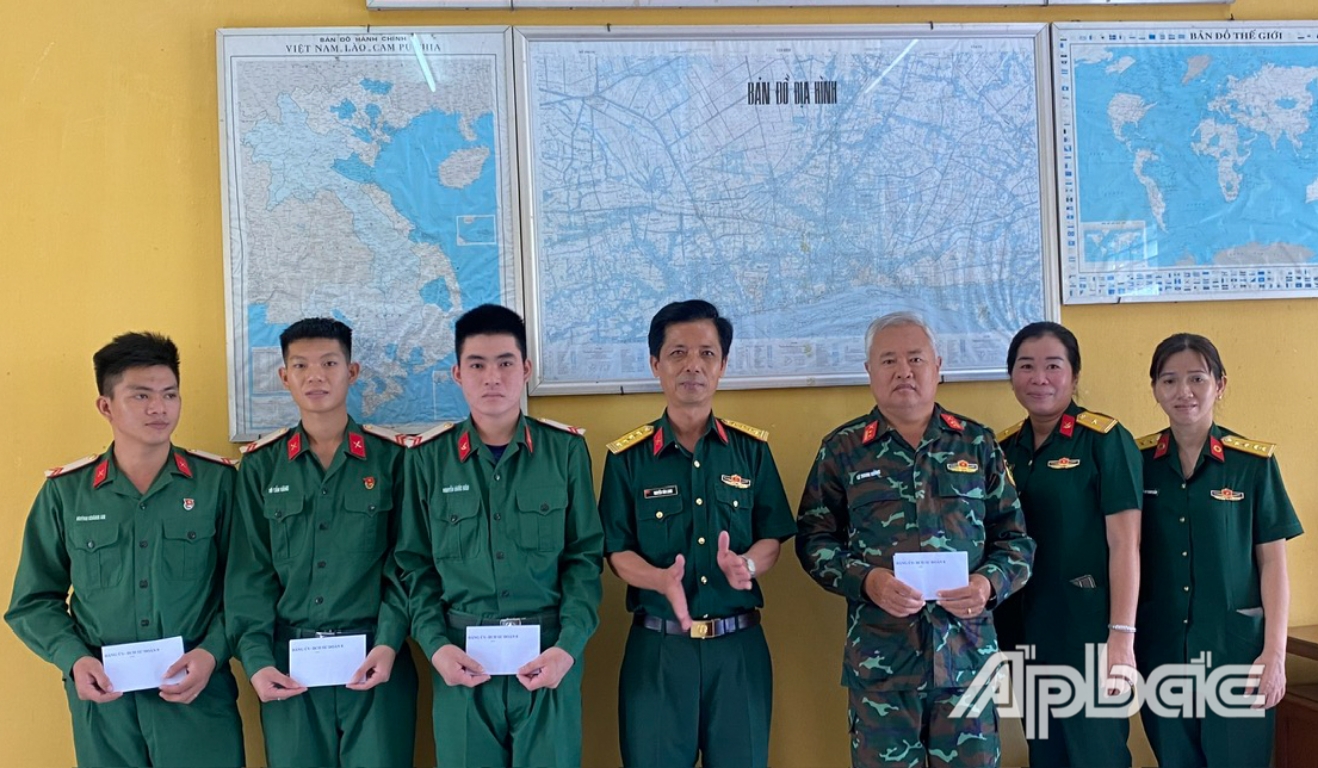 Sư đoàn và các tổ chức quần chúng trao các phần quà trích từ quỹ “Đền ơn đáp nghĩa”.