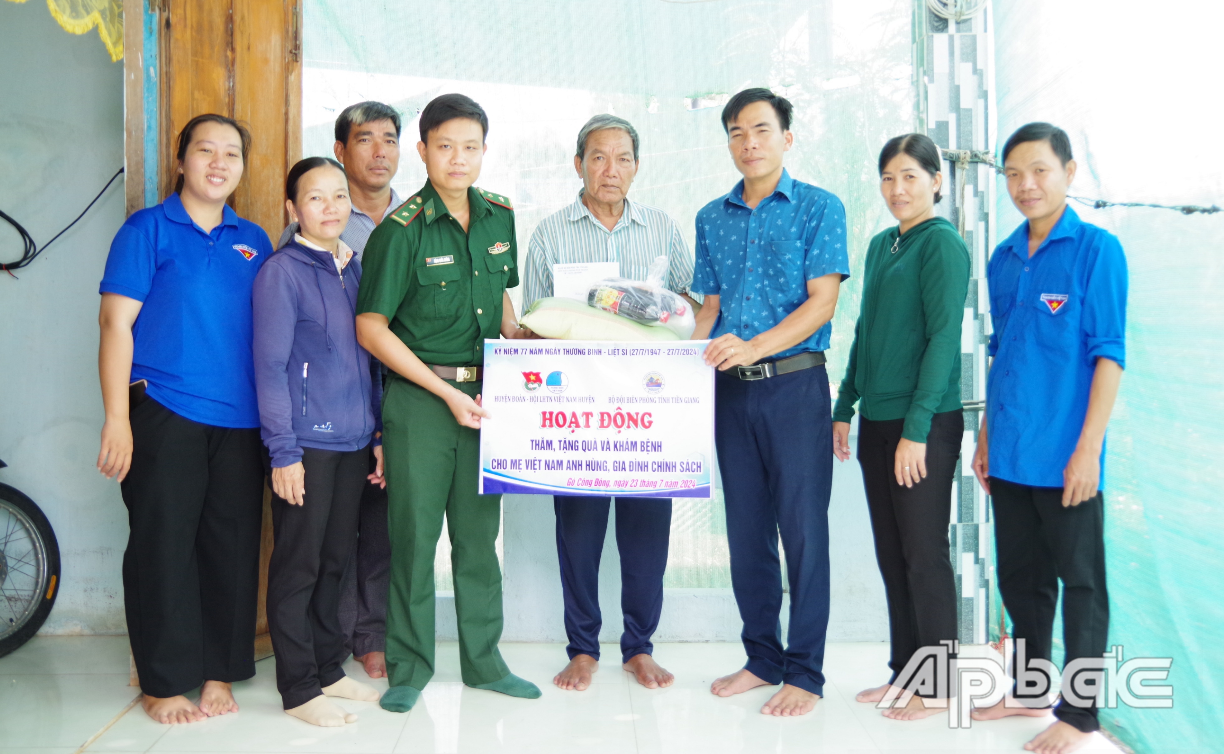 Cán bộ Đồn Biên phòng Tân Thành và địa phương đến thăm, tặng quà gia đình chính sách.