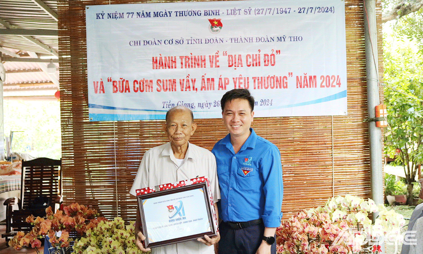 Đồng chí Nguyễn Thành Luân Phó Bí thư Thường trực Tỉnh đoàn Tiền Giang tặng quà
