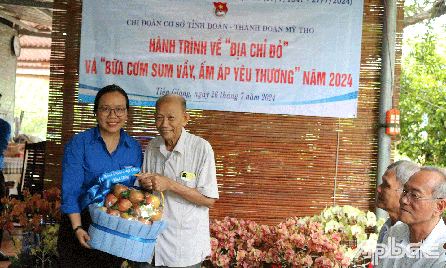 Thành đoàn Mỹ Tho tặng quả đến chú Nguyễn Văn Ton