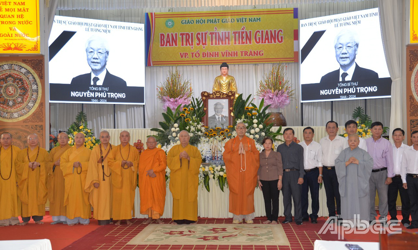Các đại biểu cùng chức sắc và tăng, ni phật tử Tiền Giang thành kính thực hiện nghi thức tưởng niệm Tổng Bí thư Nguyễn Phú Trọng tại chùa Vĩnh Tràng, xã Mỹ Phong, TP. Mỹ Tho.