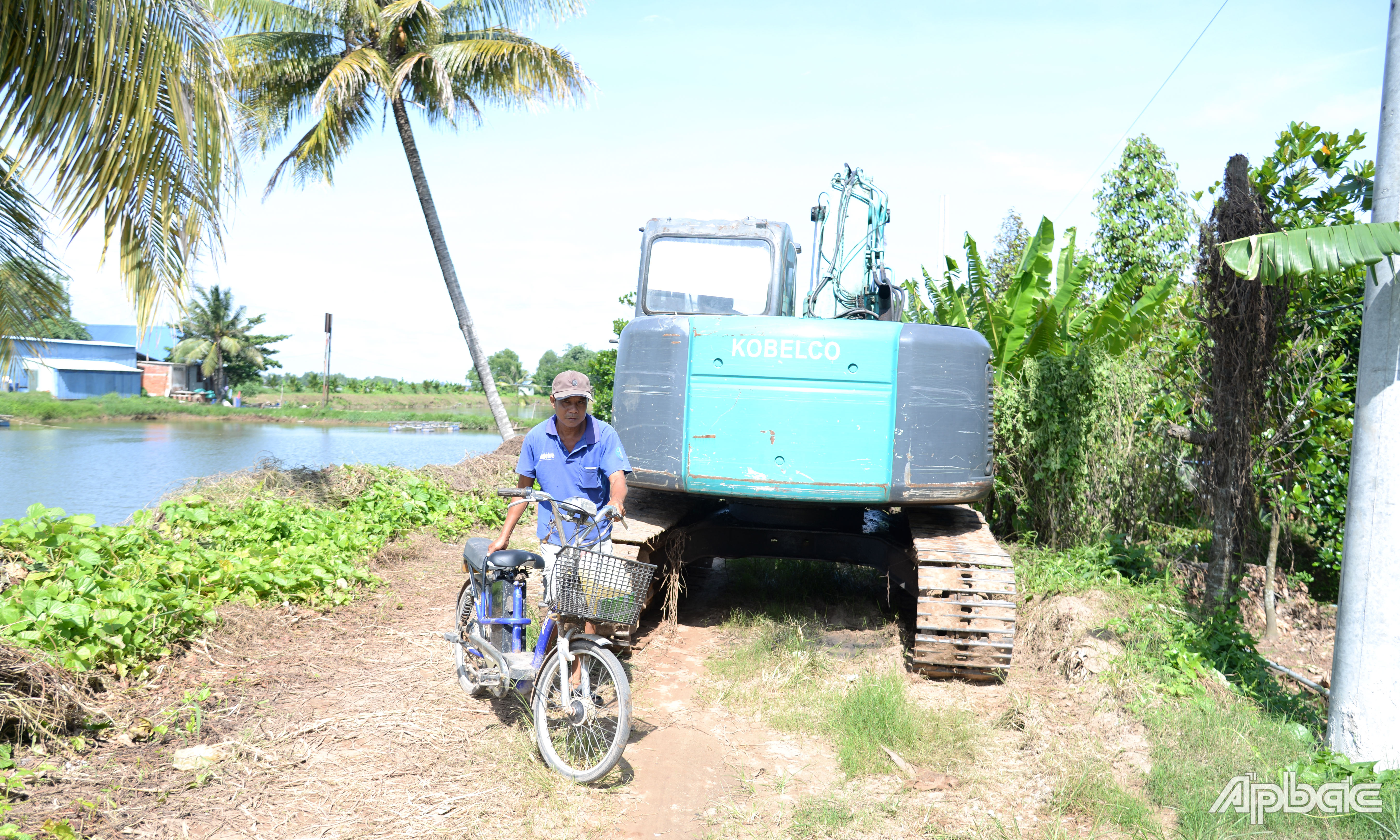 Máy móc thi công nằm do vướng mặt bằng.
