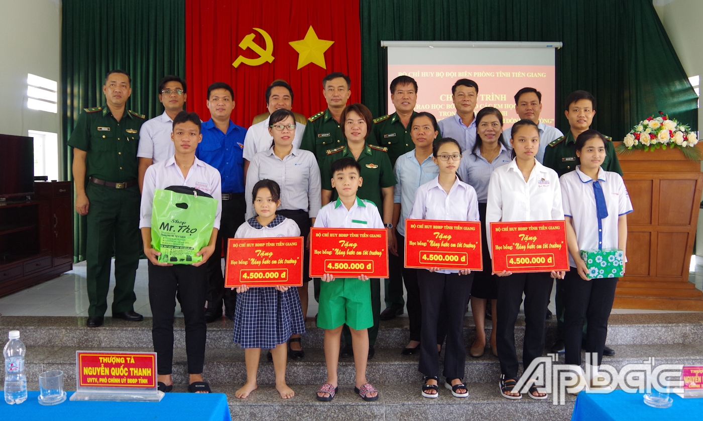 Lãnh đạo Bộ Chỉ huy, đơn vị tài trợ, chính quyền địa phương, nhà trường và các em học sinh tại buổi trao tặng học bổng.