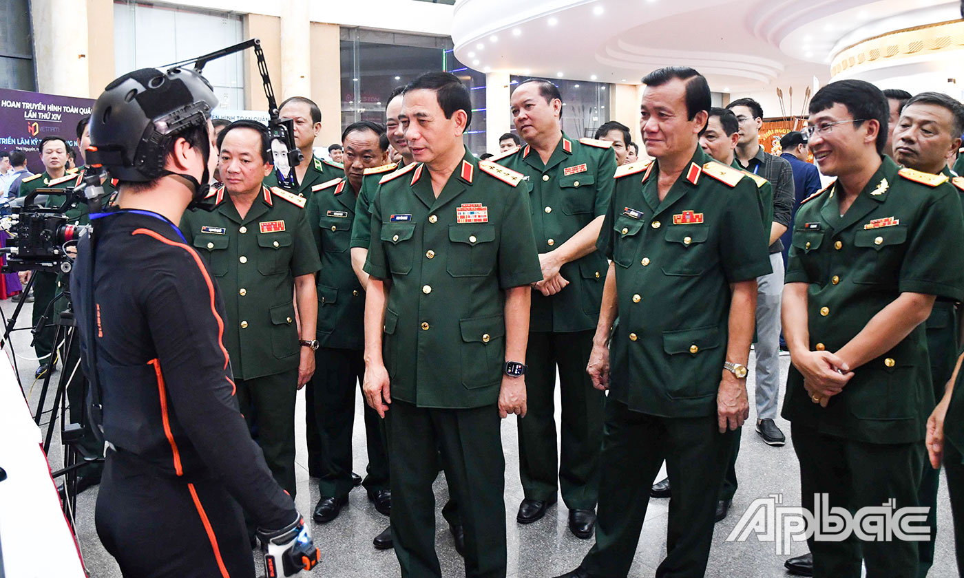 Đại biểu tham quan triển lãm công nghệ truyền hình.