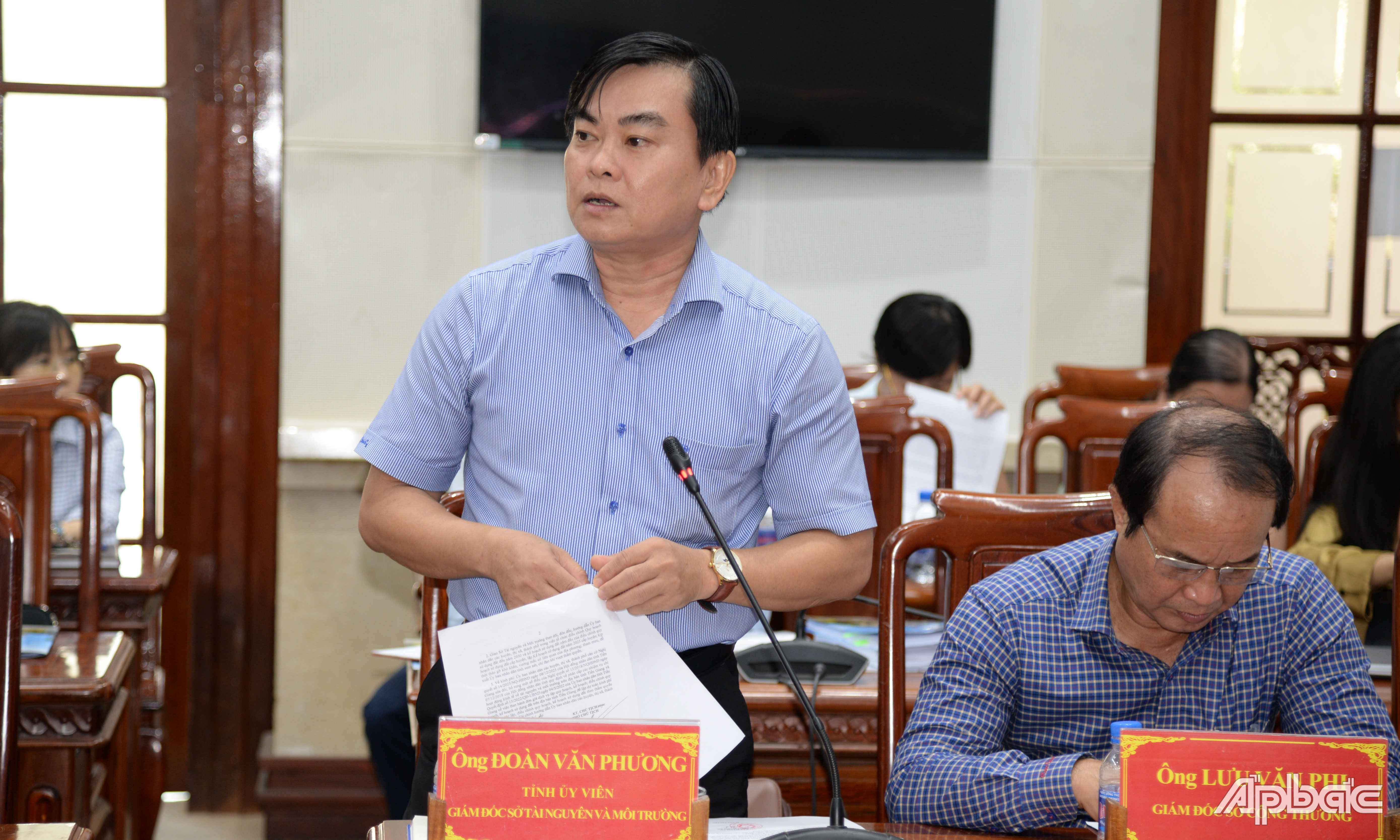 Giám đốc Sở Tài nguyên và Môi trường Đoàn Văn Phương phát biểu tại phiên họp.
