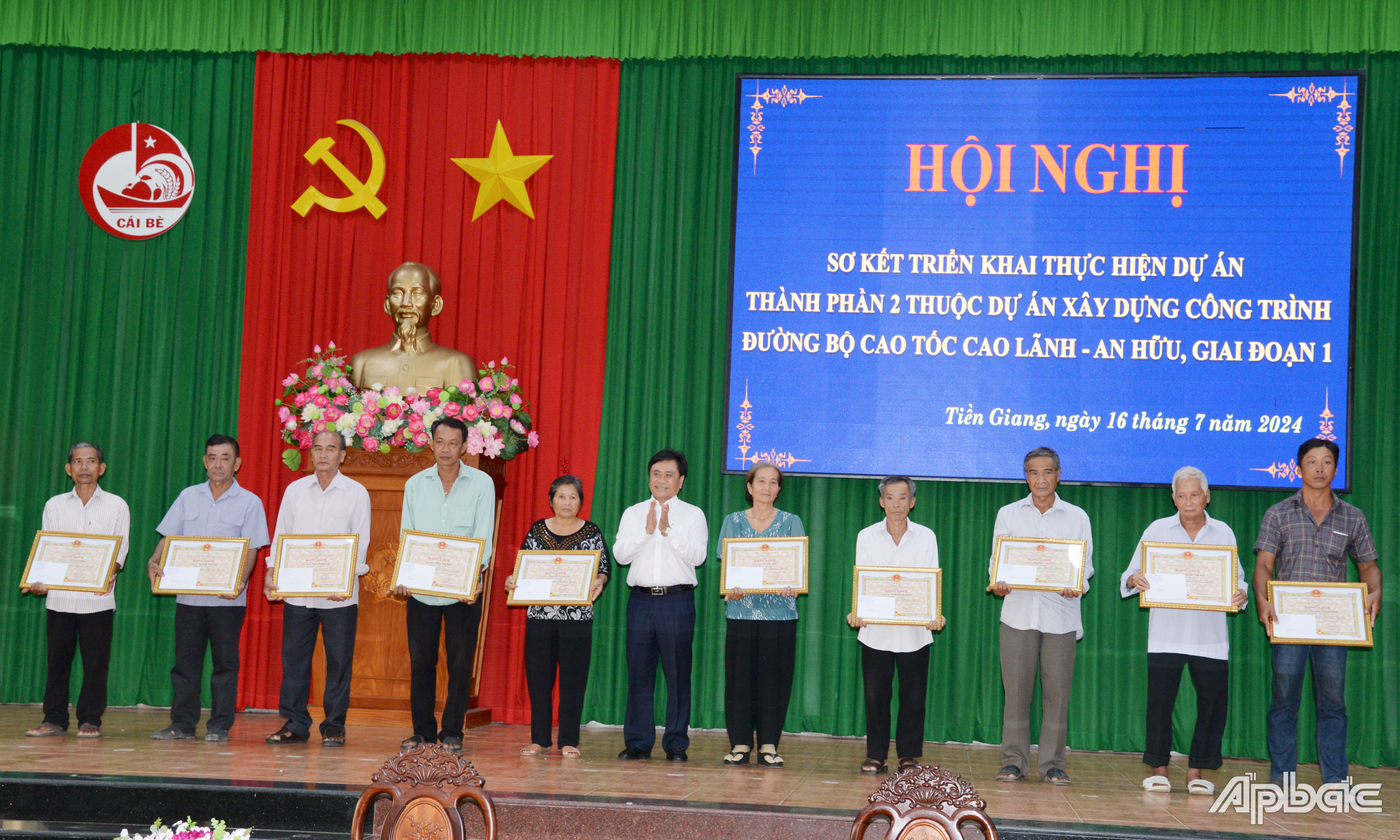 UBND tỉnh Tiền Giang khen thưởng 10 hộ dân tiêu biểu tại huyện Cái Bè trong việc sớm bàn giao mặt bằng cho dự án.