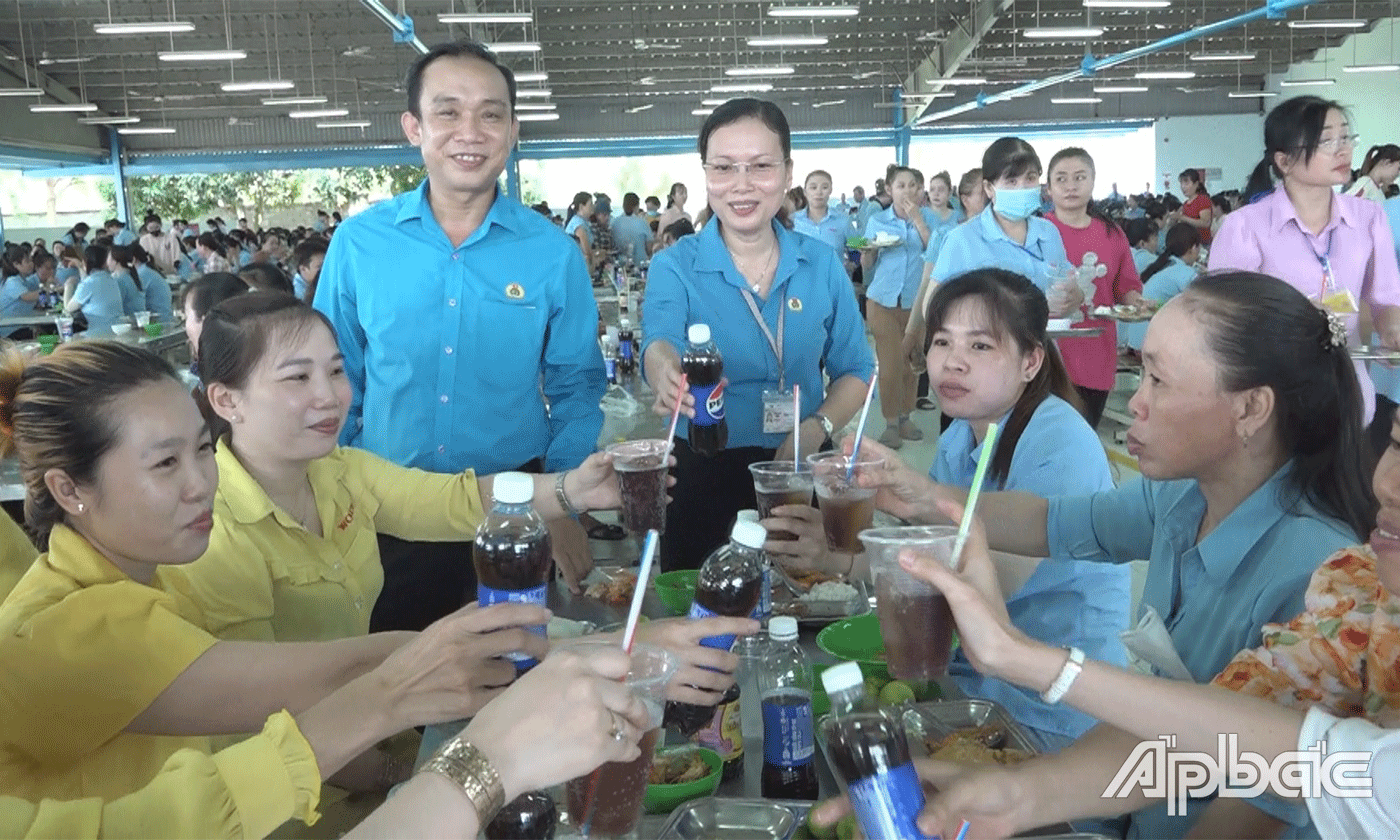 Ấm áp bữa cơm công đoàn.